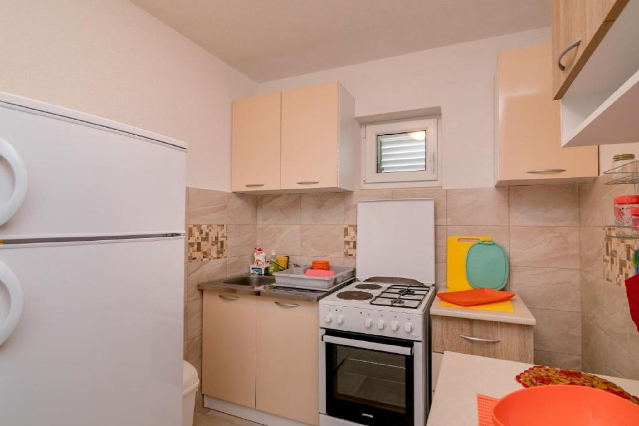 Tranquil Retreat with Private Pool in Lustica Bay - One Bedroom Apartment with Balcony and Sea View 2-Keuken