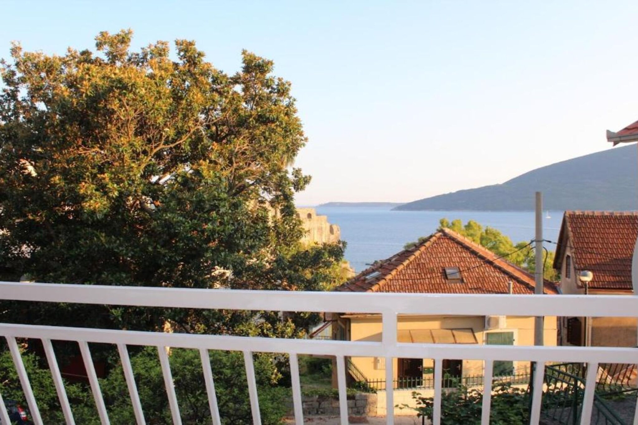 City & Sea Escape – A Perfect Stay in Herceg Novi - Two Bedroom Apartment with Seaview-Terrasbalkon
