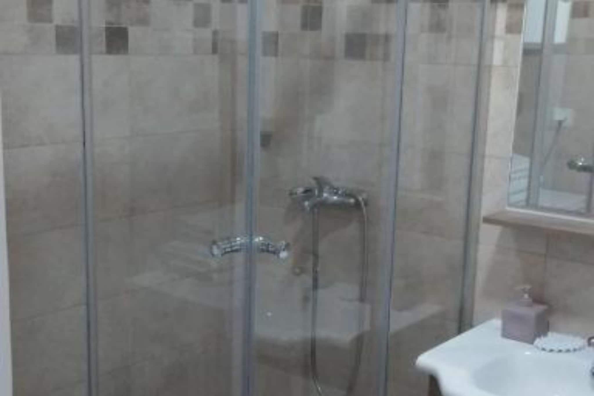 Adriatic Haven – Cozy Tivat Apartment with a Terrace - One Bedroom Apartment-Badkamer