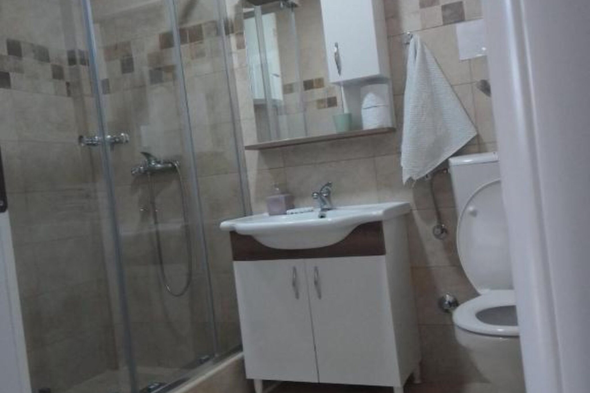 Adriatic Haven – Cozy Tivat Apartment with a Terrace - One Bedroom Apartment-Badkamer