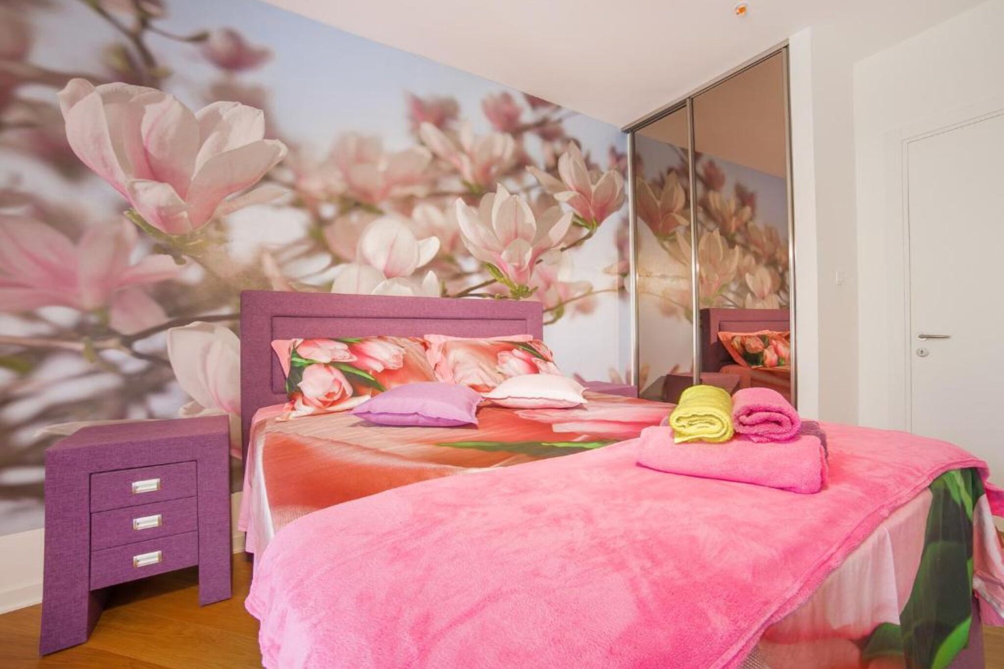 Exclusive Budva Stay Steps From the Beach - One Bedroom Apartment with Balcony-Slaapkamer