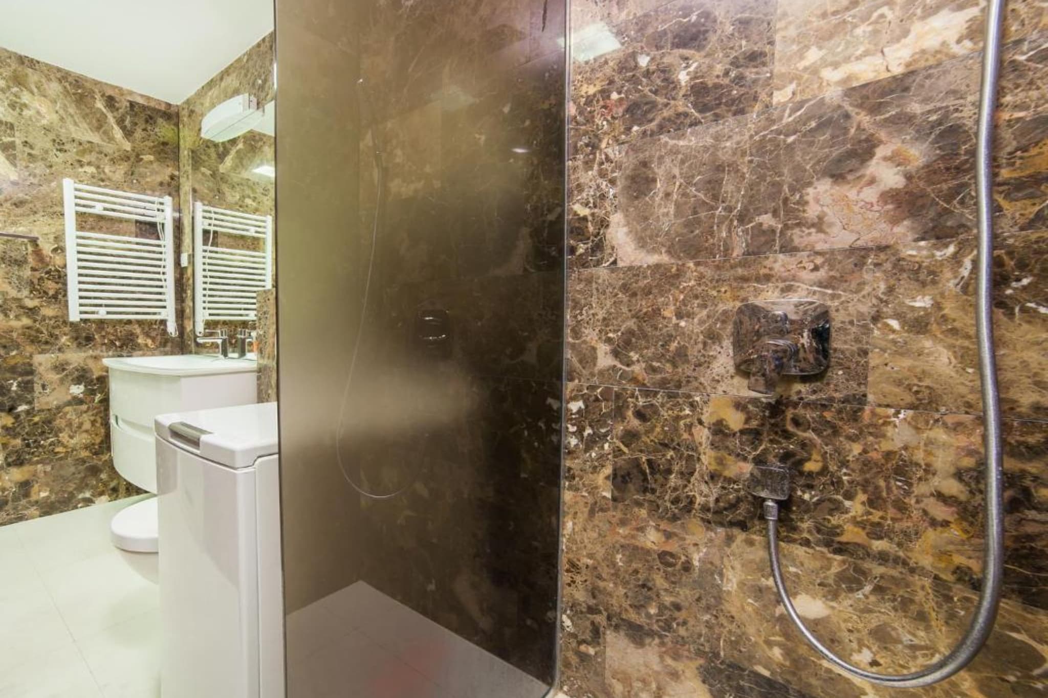 Exclusive Budva Stay Steps From the Beach - One Bedroom Apartment with Balcony-Badkamer