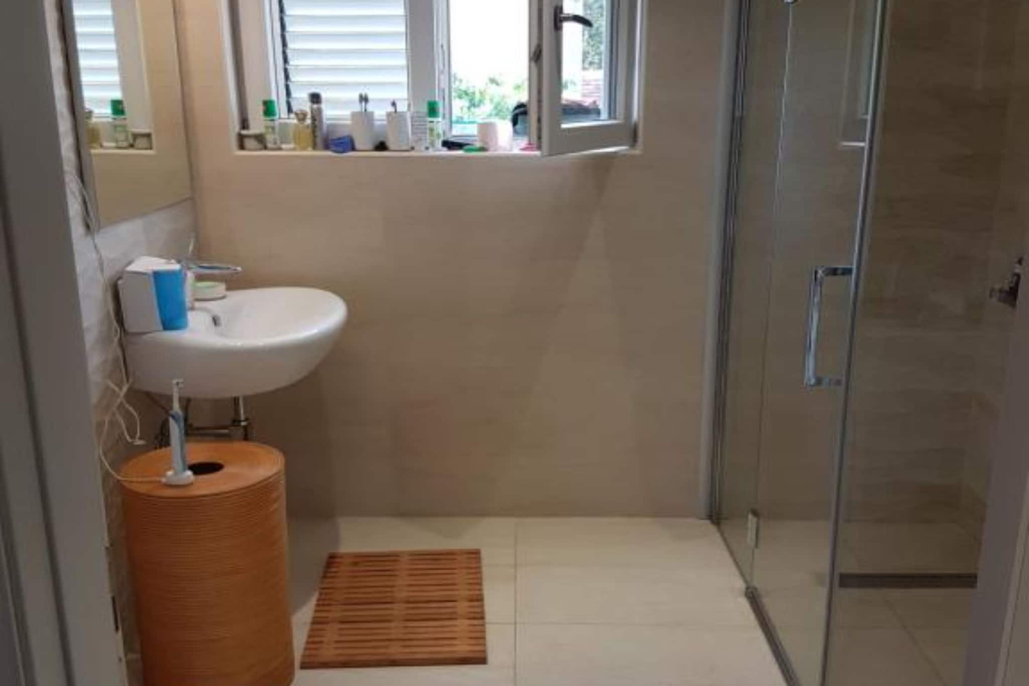 Relaxing Tivat Stay with Balcony & Free Parking - Two Bedroom Apartment-Badkamer