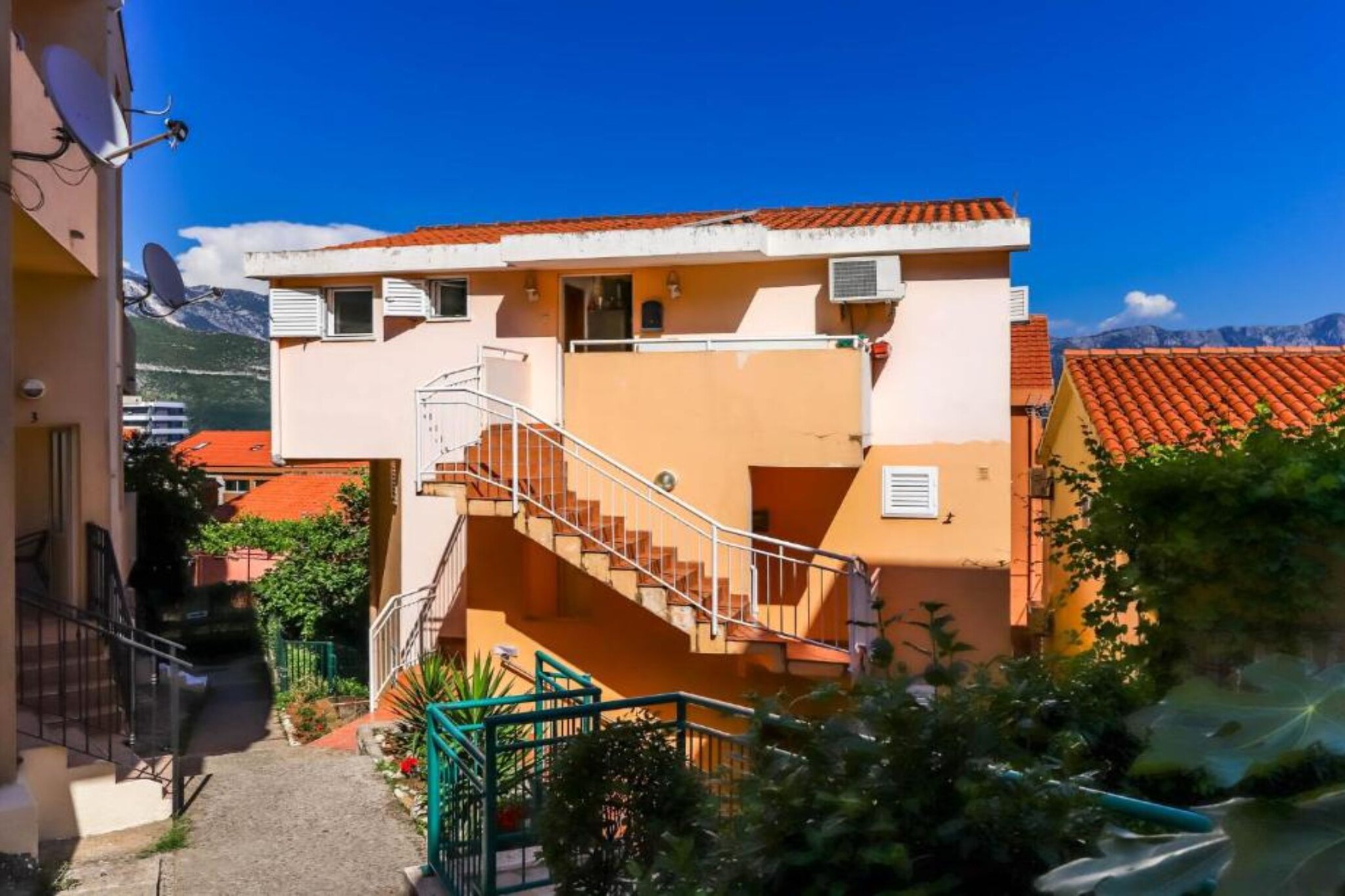 Relaxing Apartment on Budva Coastline - One Bedroom Apartment-Buitenlucht