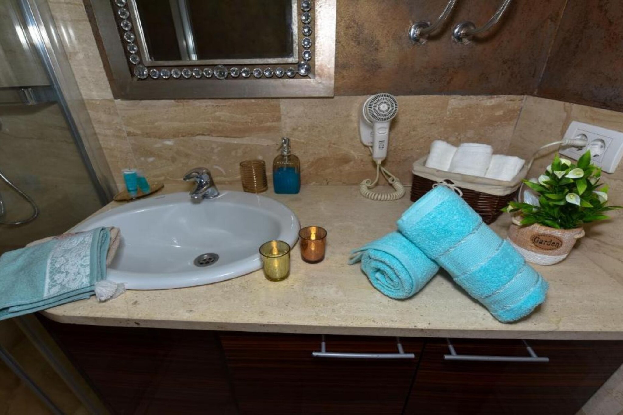 City & Sea Escape Studio Near Budva’s Beaches - Studio Apartment-Badkamer