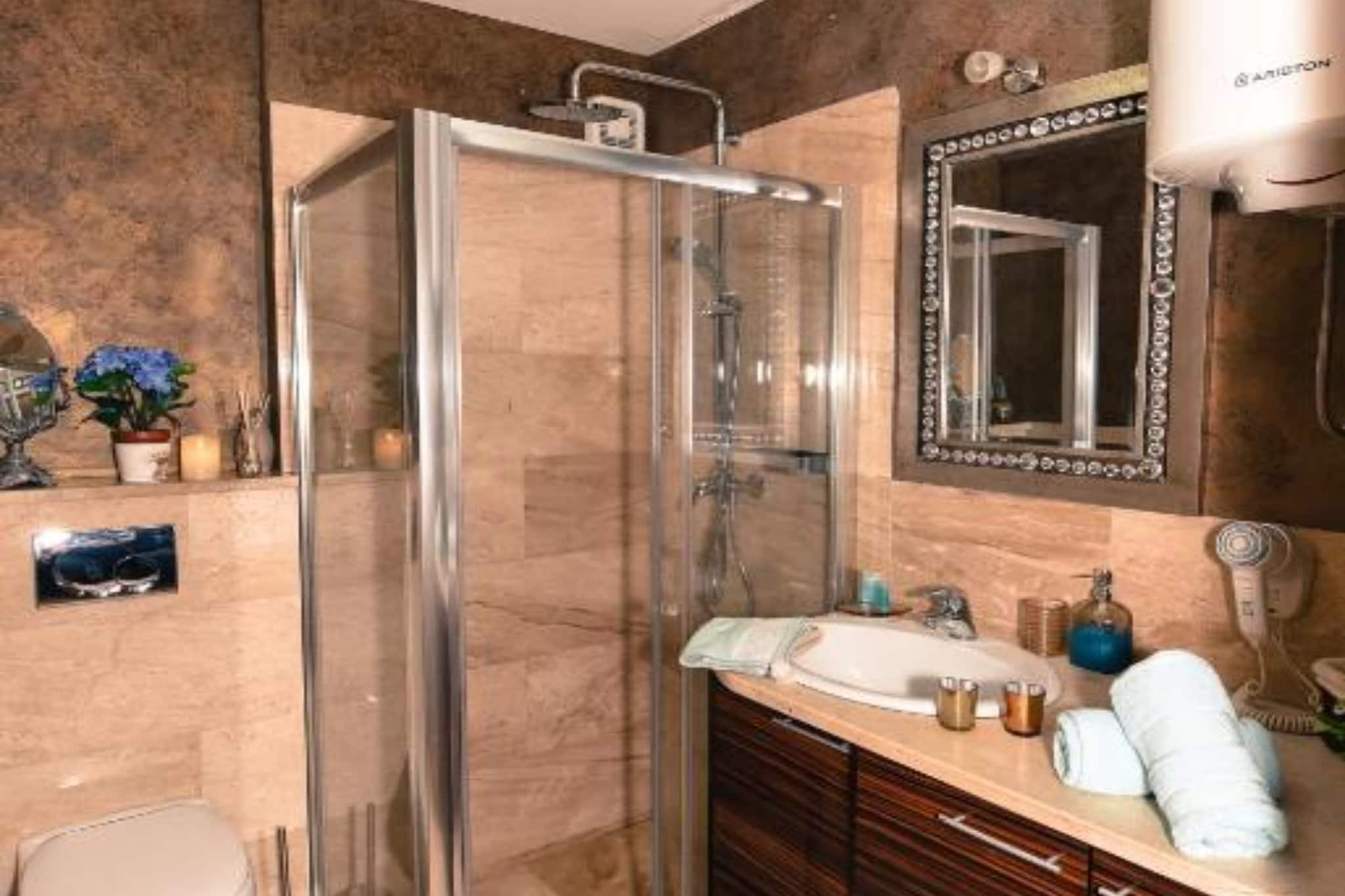 City & Sea Escape Studio Near Budva’s Beaches - Studio Apartment-Badkamer