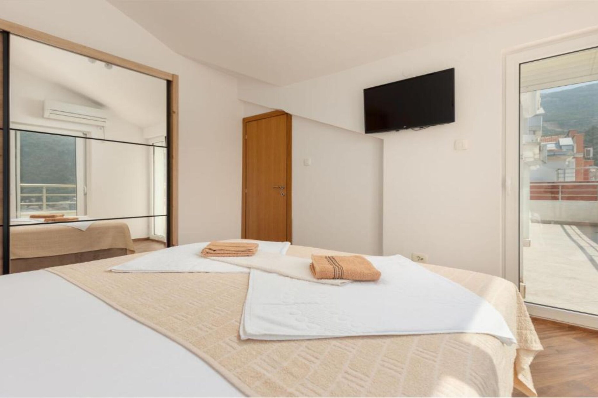 Stylish Budva Apartment with Panoramic Views - Two Bedroom Apartment-Slaapkamer