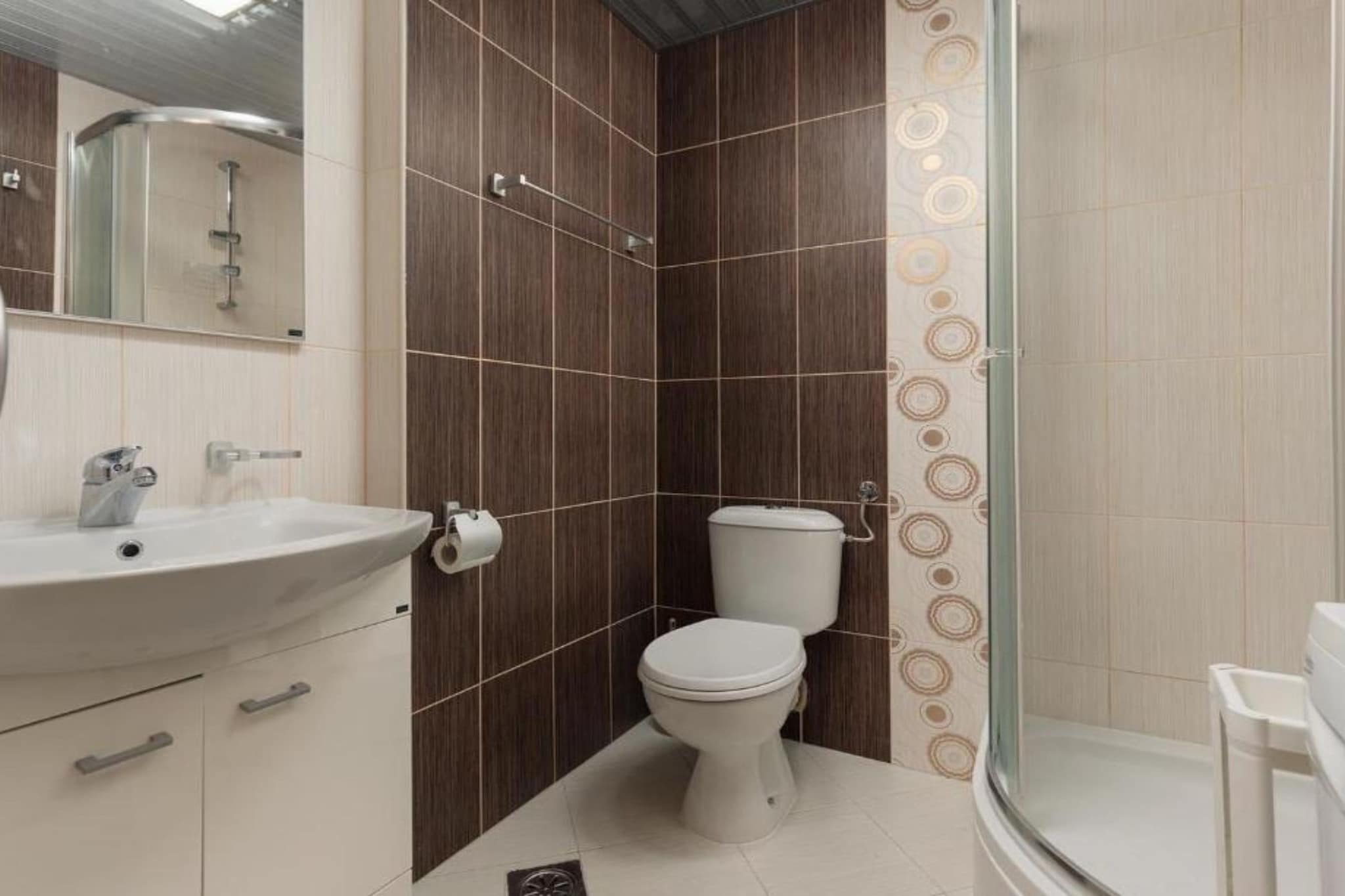 Stylish Budva Apartment with Panoramic Views - Two Bedroom Apartment-Badkamer