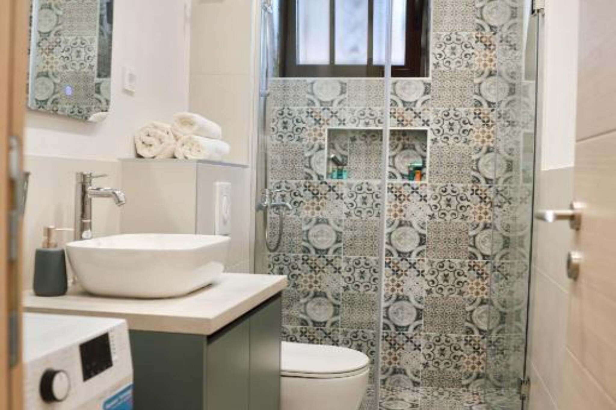 Stylish Apartment with Modern Elegance in Herceg Novi Area - Deluxe One Bedroom Apartment with Terrace-Badkamer