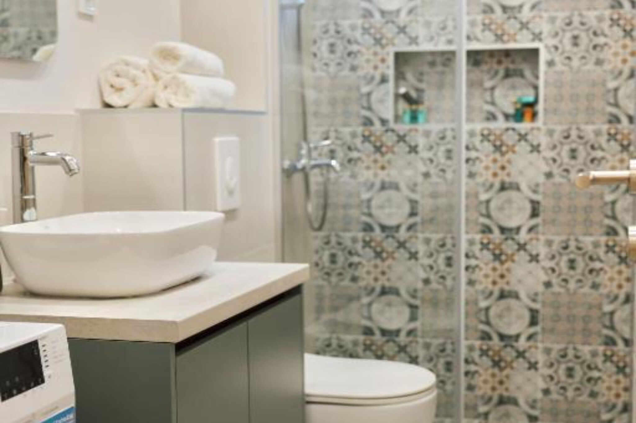 Stylish Apartment with Modern Elegance in Herceg Novi Area - Deluxe One Bedroom Apartment with Terrace-Badkamer