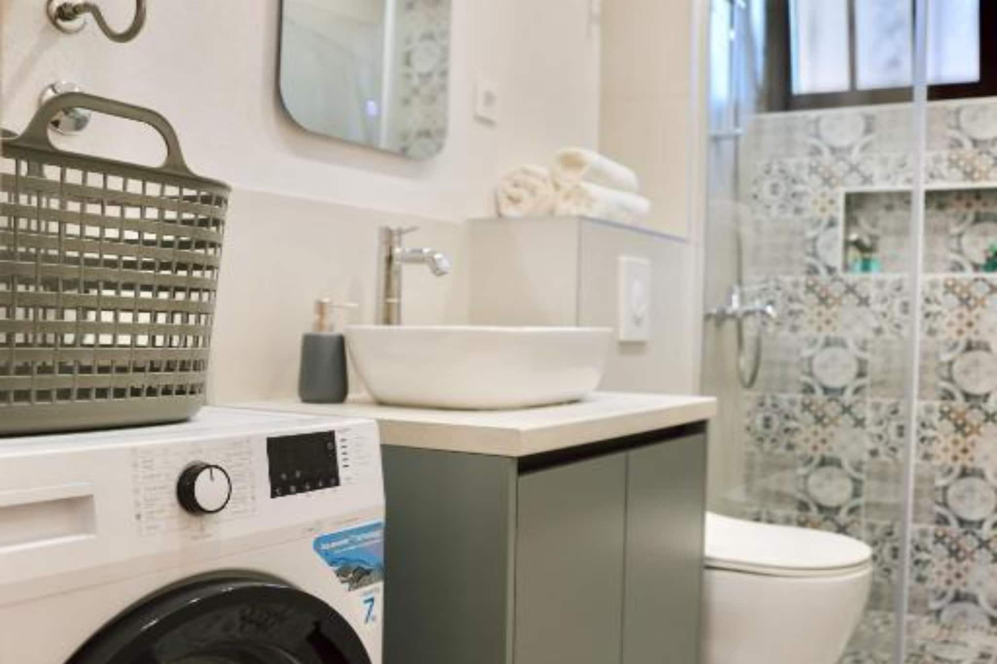 Stylish Apartment with Modern Elegance in Herceg Novi Area - Deluxe One Bedroom Apartment with Balcony-Badkamer