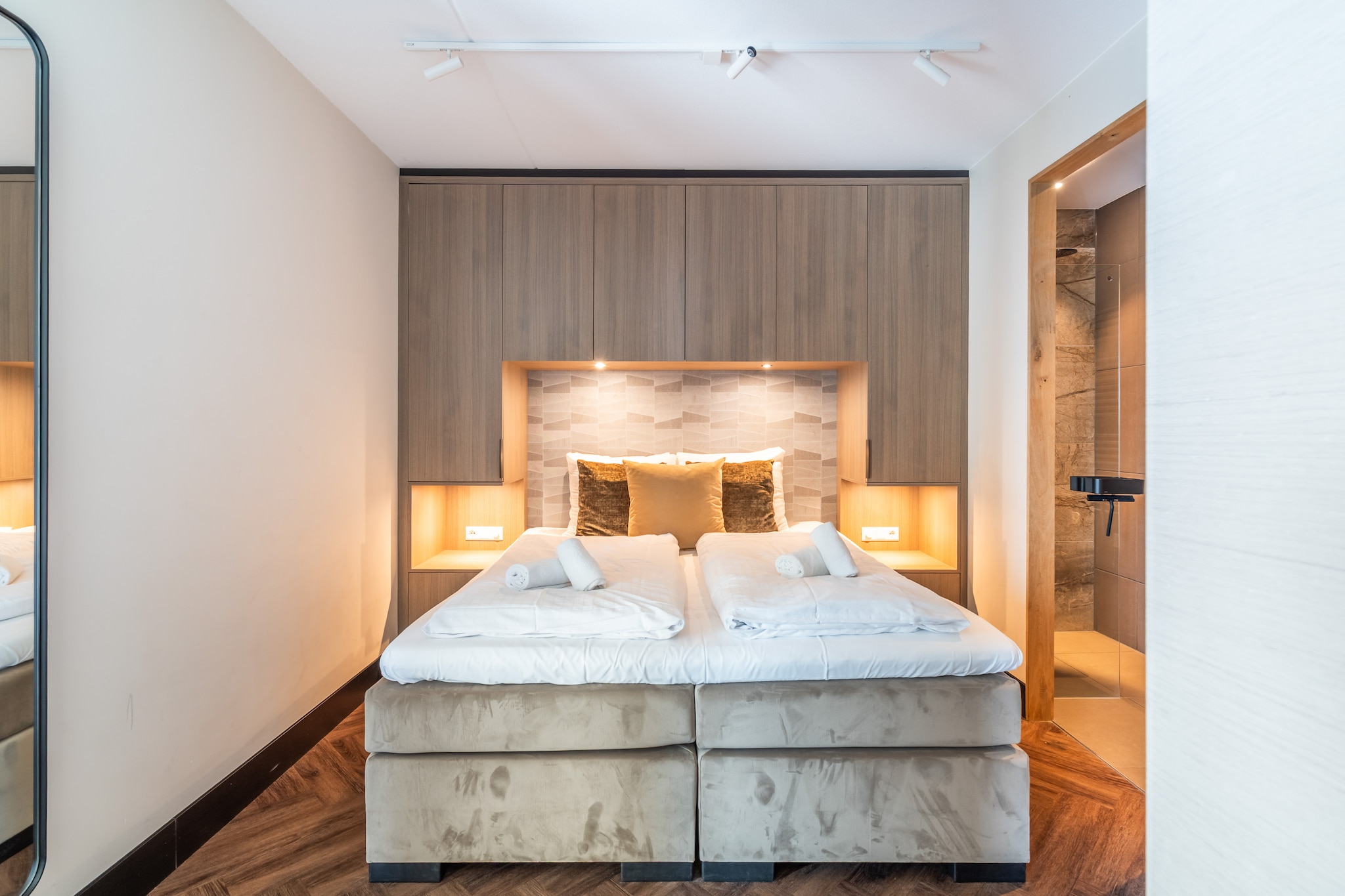 open kitchen(stove, coffee machine, combination microwave, dishwasher, fridge, dishes and cutlery), Living/diningroom(TV, dining table, seating area), bedroom(single bed, single bed), bedroom(single bed, single bed), Bedroom with bathroom(double bed, bath tub), bathroom(shower, washbasin), bathroom(shower, washbasin), garage, Internet access, sauna(private), balcony, heating(floor heating), air conditioning, bicycle storage, parking, lift