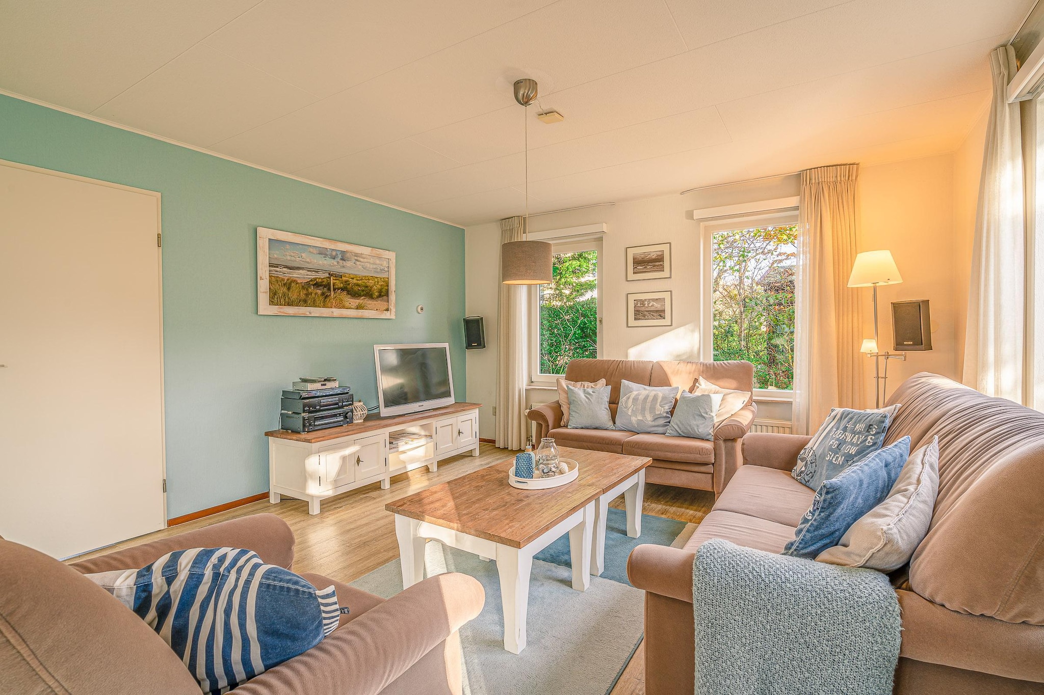 Kamperfoelie 65-Living room