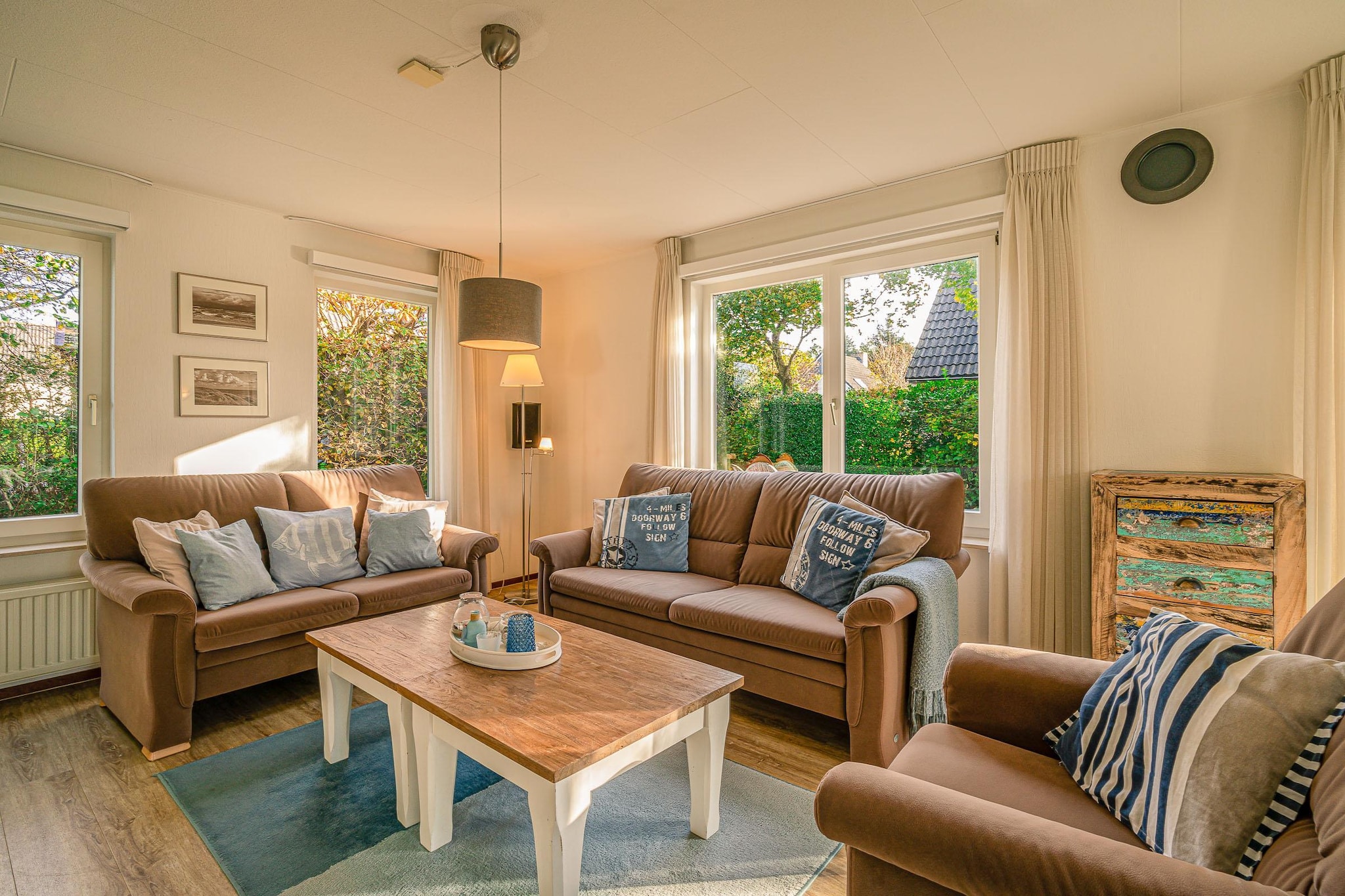 Kamperfoelie 65-Living room