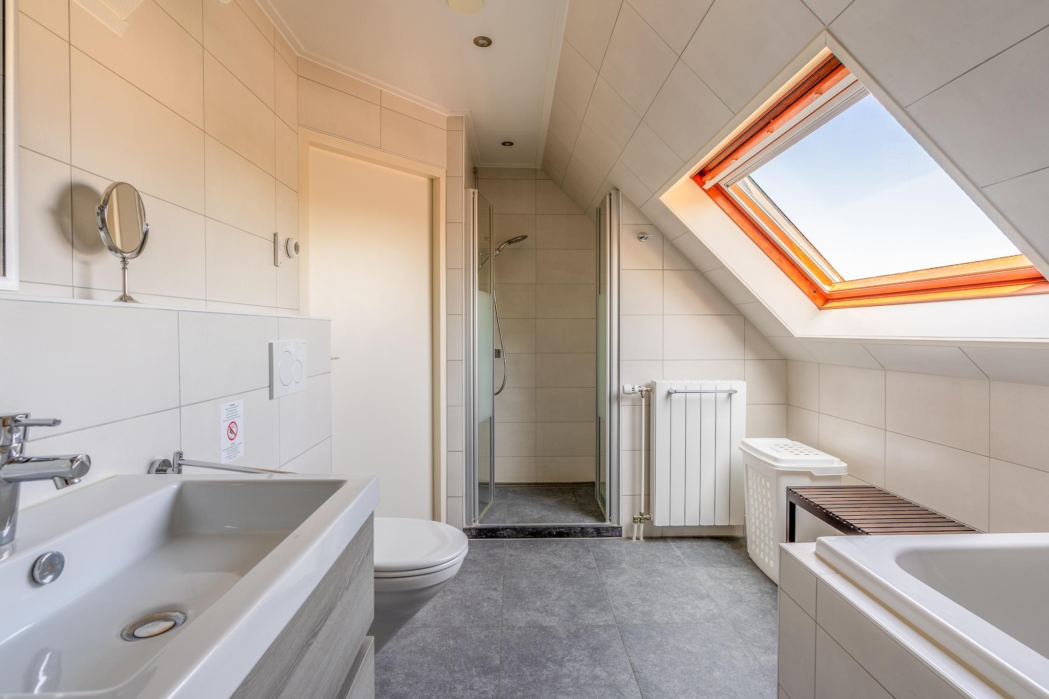 Kamperfoelie 75-Bathroom