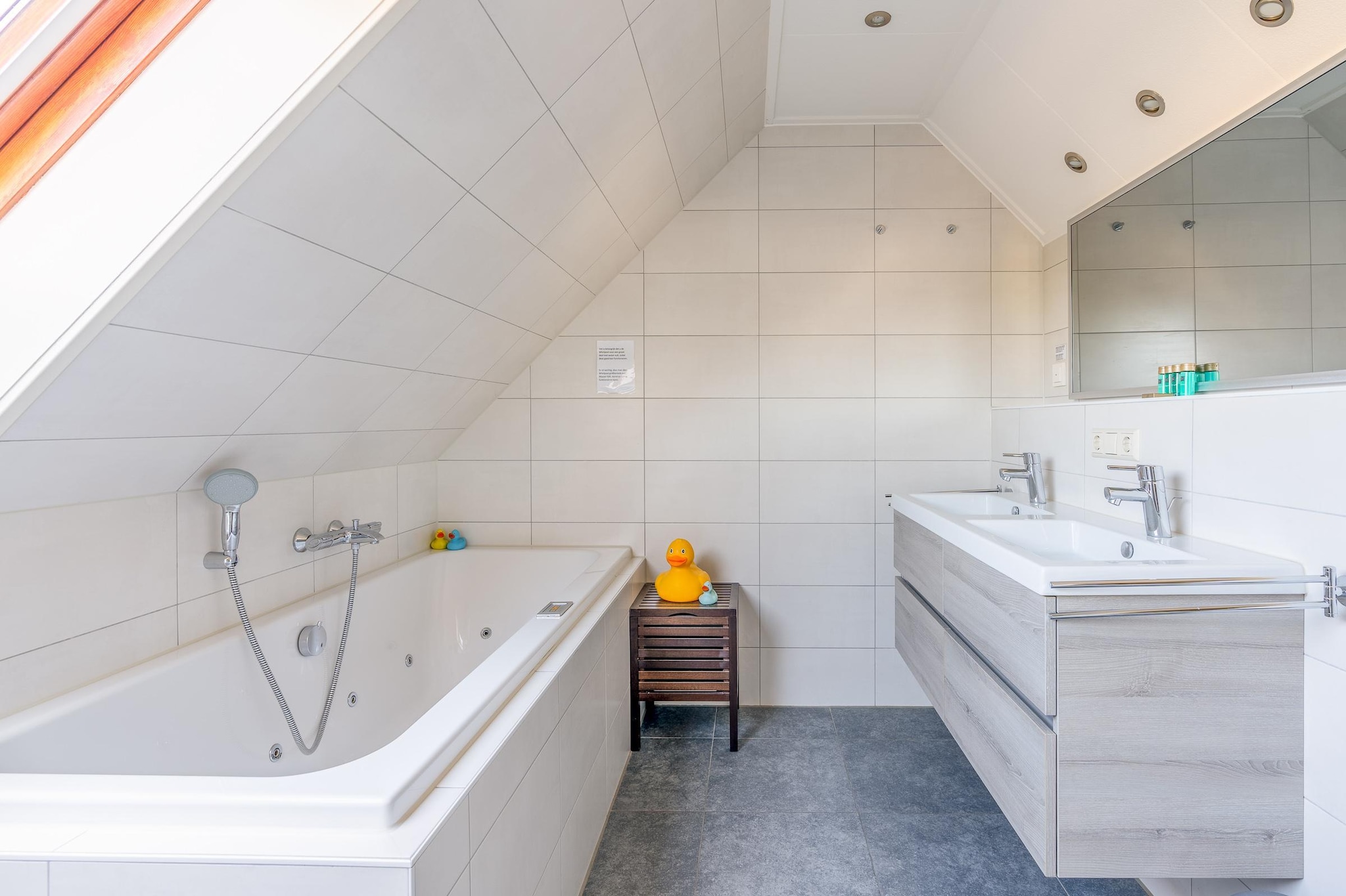 Kamperfoelie 75-Bathroom