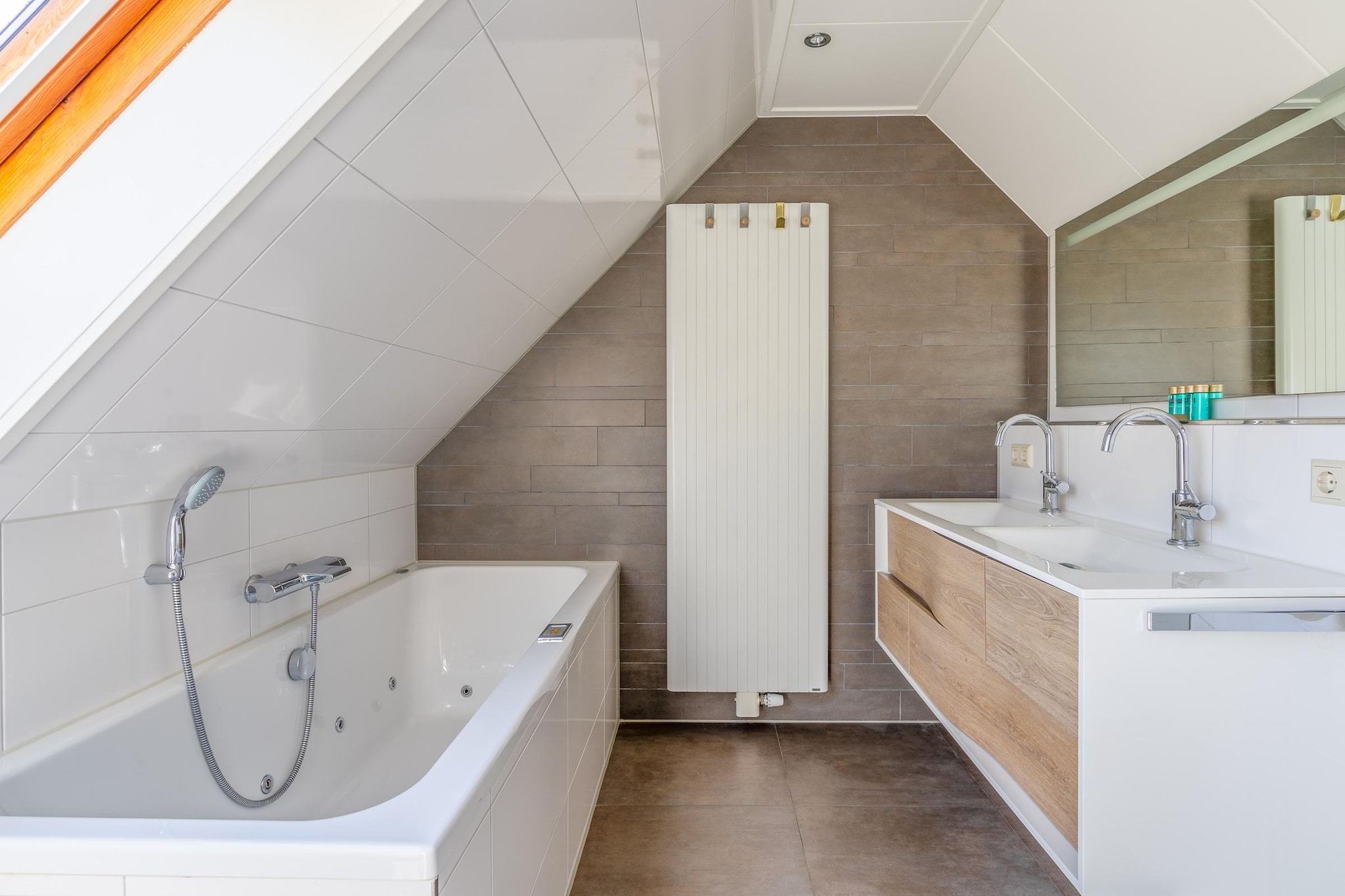 Kamperfoelie 63-Piscine