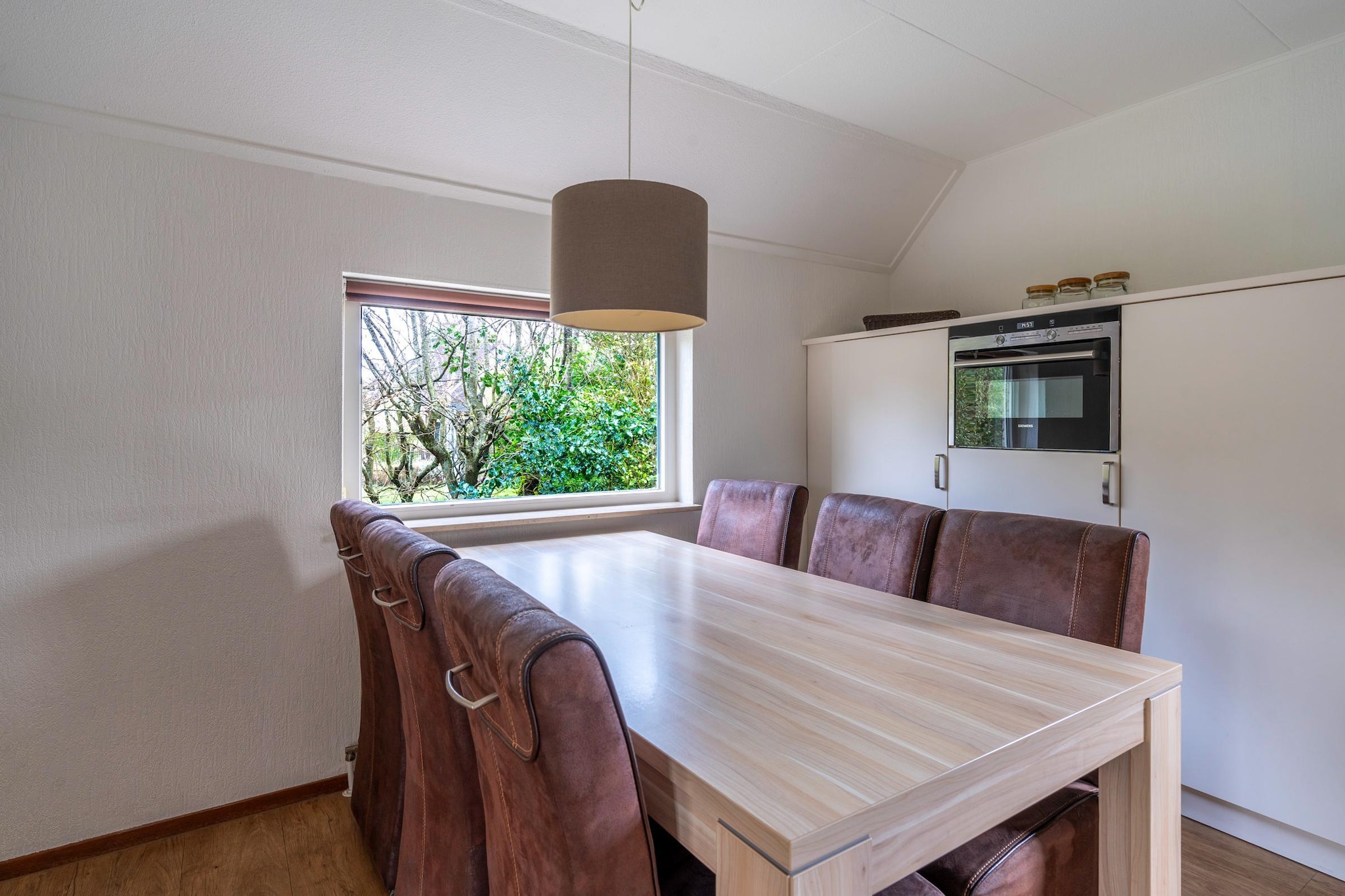 Kamperfoelie 97-Eetkamer