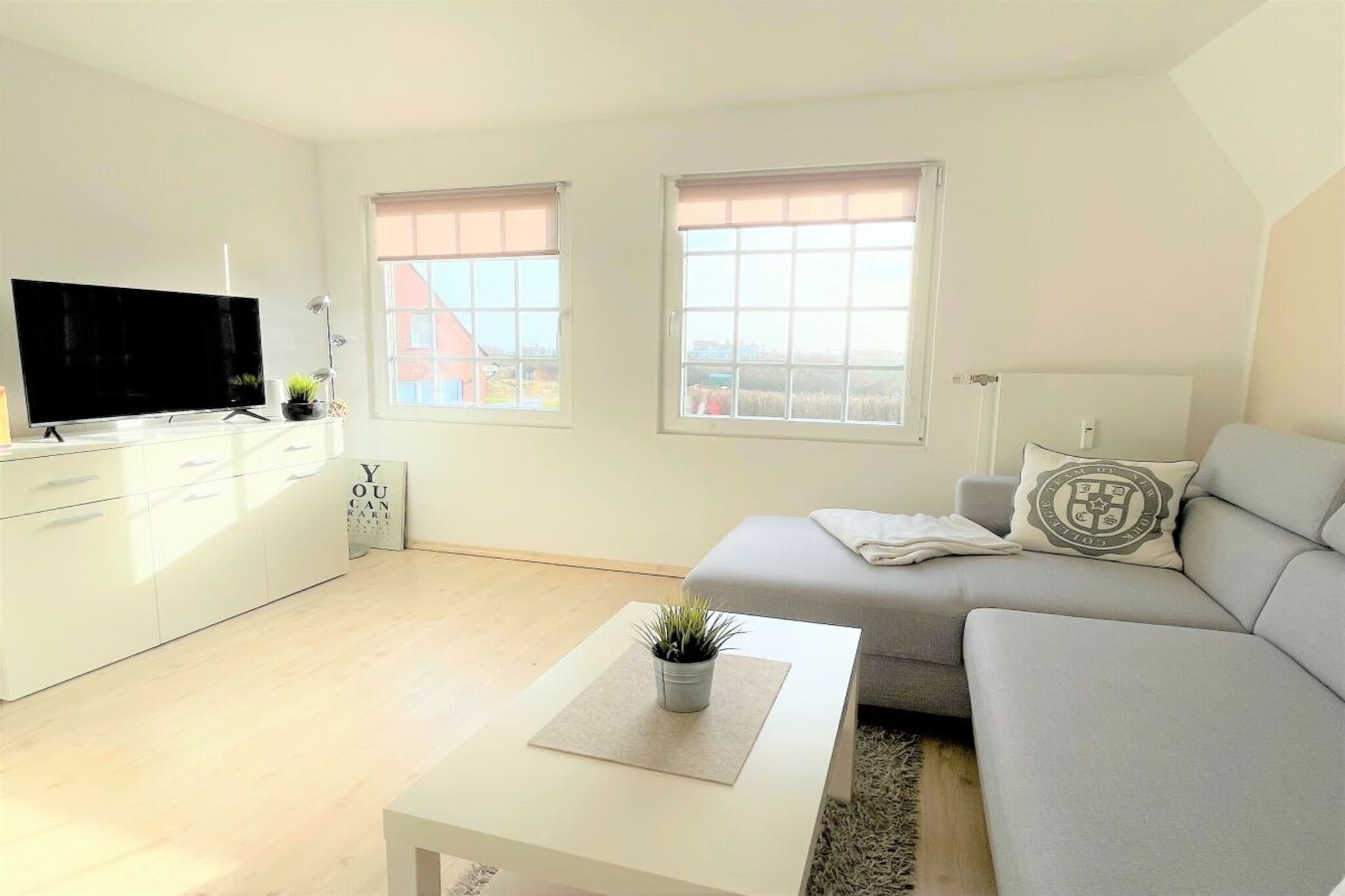 Renovated in 2022, this bright holiday apartment is comfortably furnished, suitable for allergy sufferers, and offers a breathtaking view of the garden, the lighthouse, and the Wadden Sea.
The apartment features a living room with a high-quality kitchenette, a dining area, and a comfortable sofa bed for a third person. The living room faces south, and you can enjoy stunning sea views from the sofa. The bedroom, in addition to its double bed (1.8 x 2 m), offers ample space for a cot or an extra mattress (provided).
The modern bathroom is accessed through a separate dressing room. A washing machine and dryer are available for guests in the basement of the building for a fee.