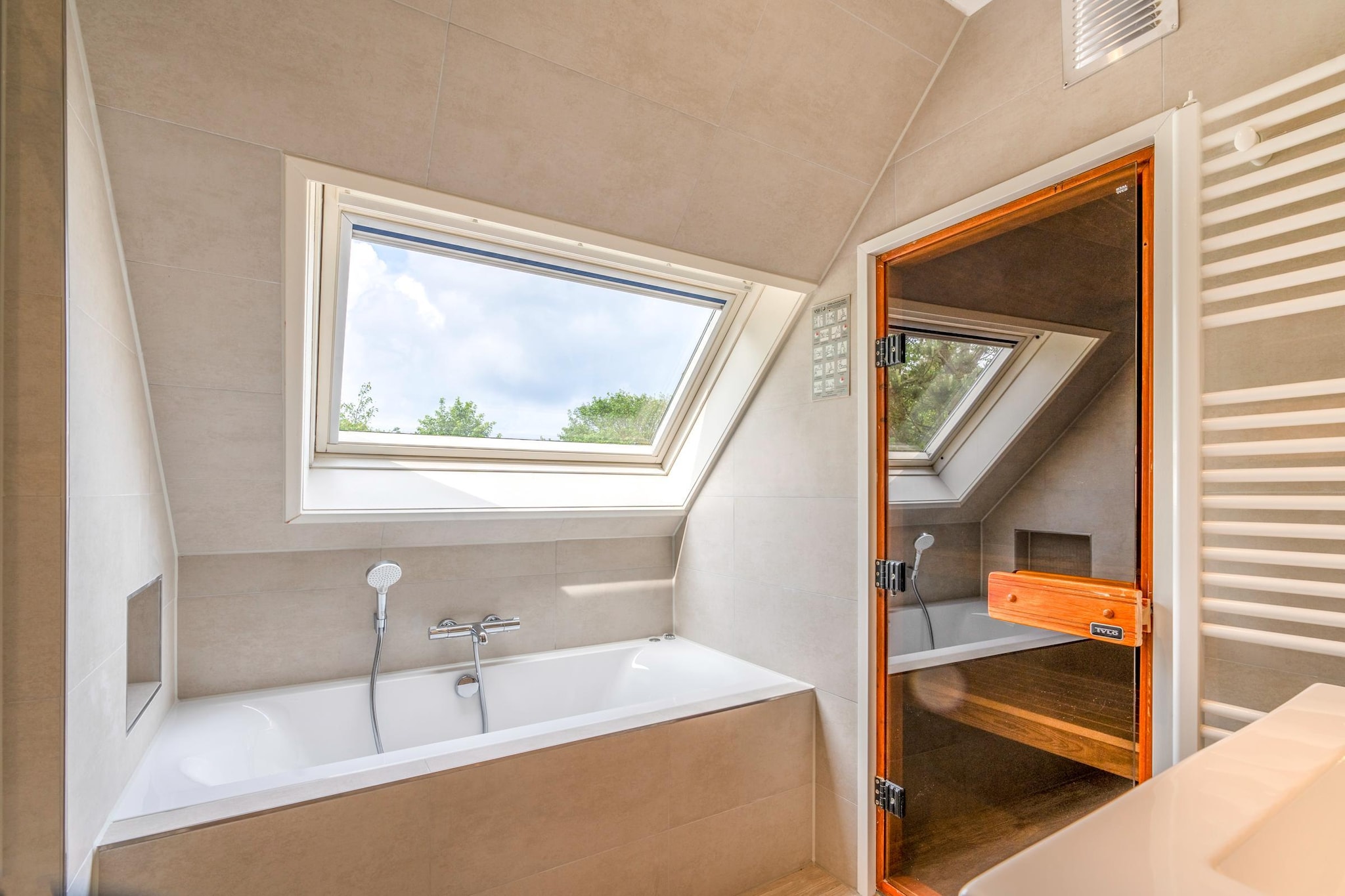 Kamperfoelie 27-Badkamer