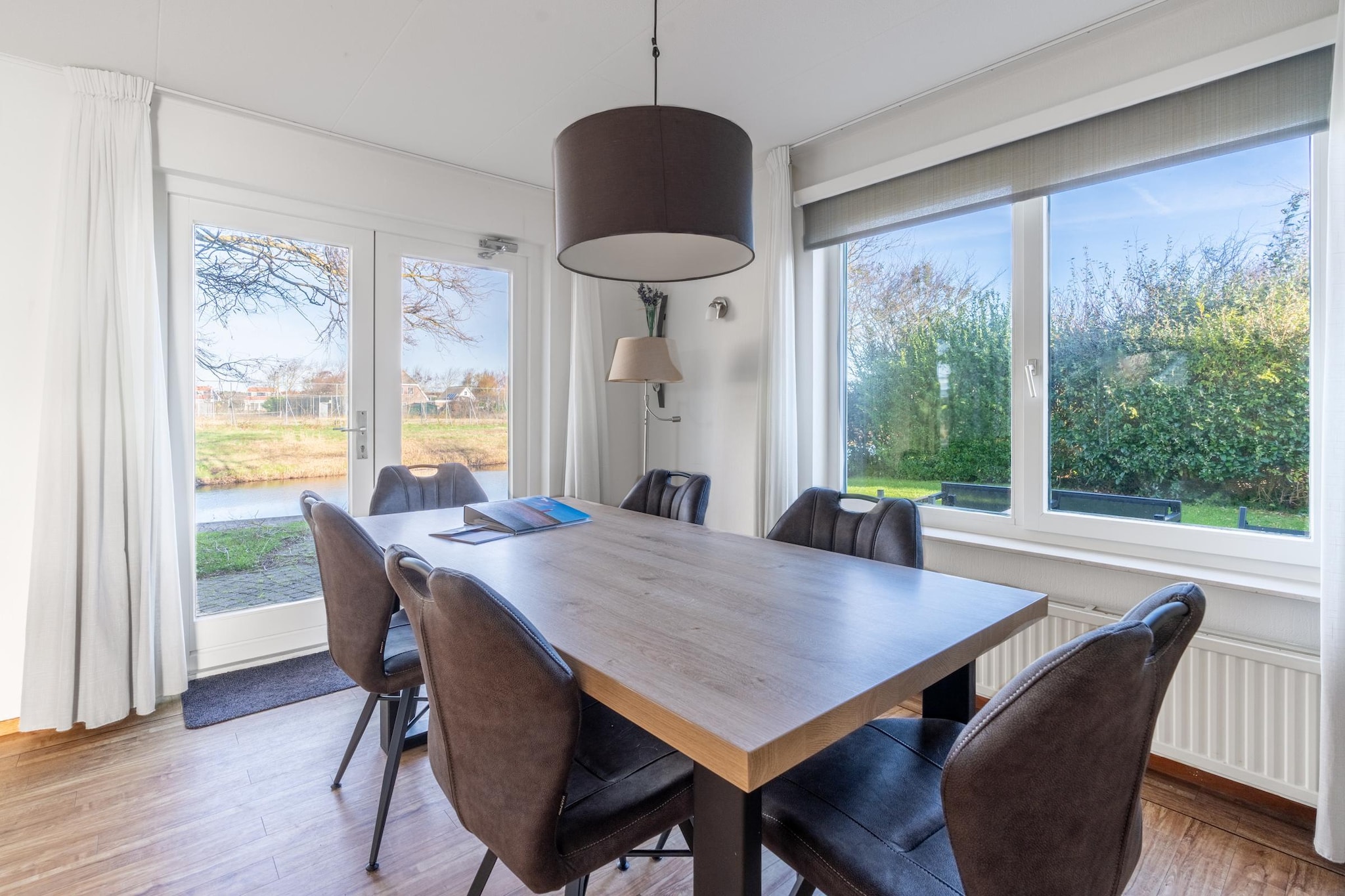 Kamperfoelie 47-Salle à manger