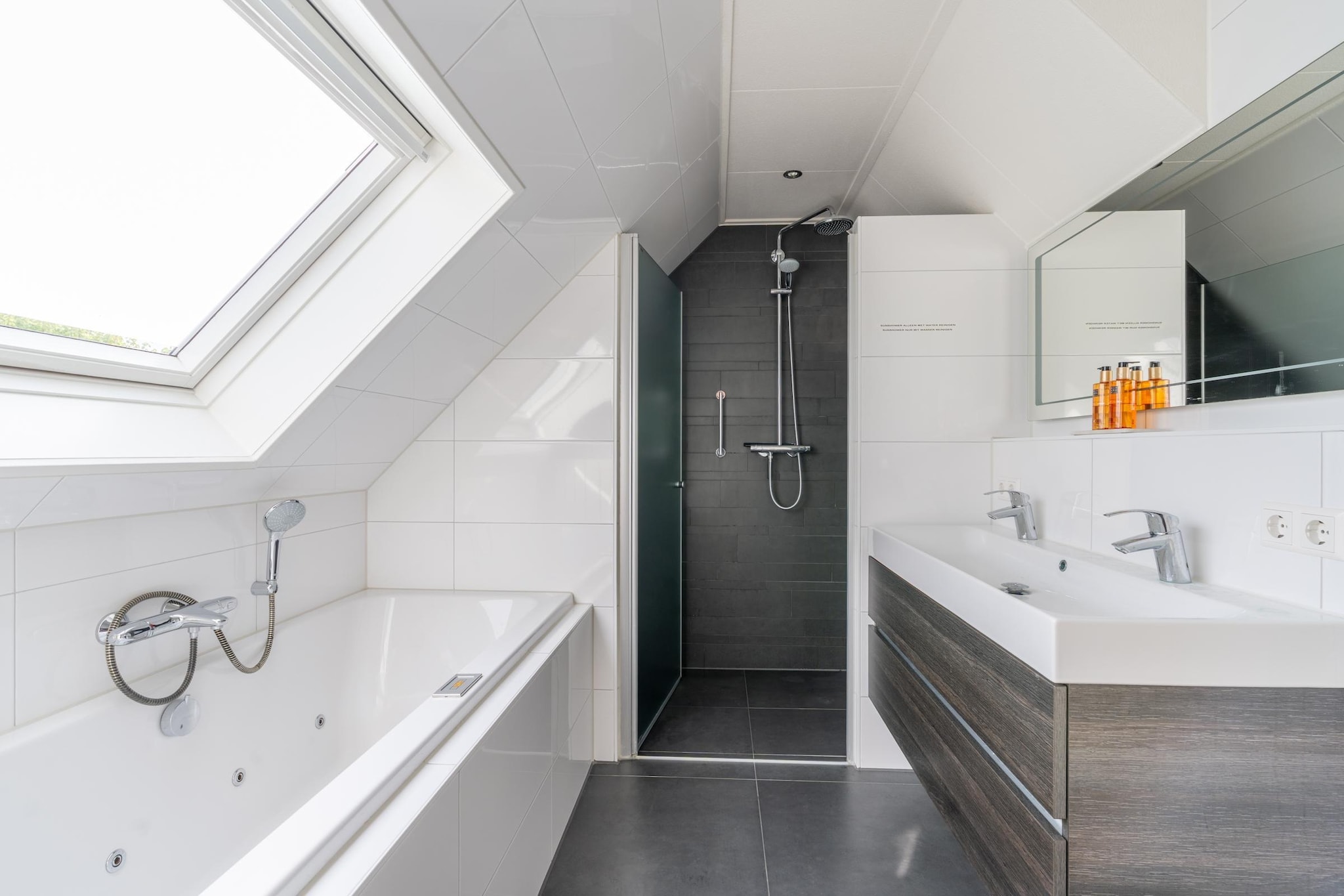 Kamperfoelie 67-Salle de bain