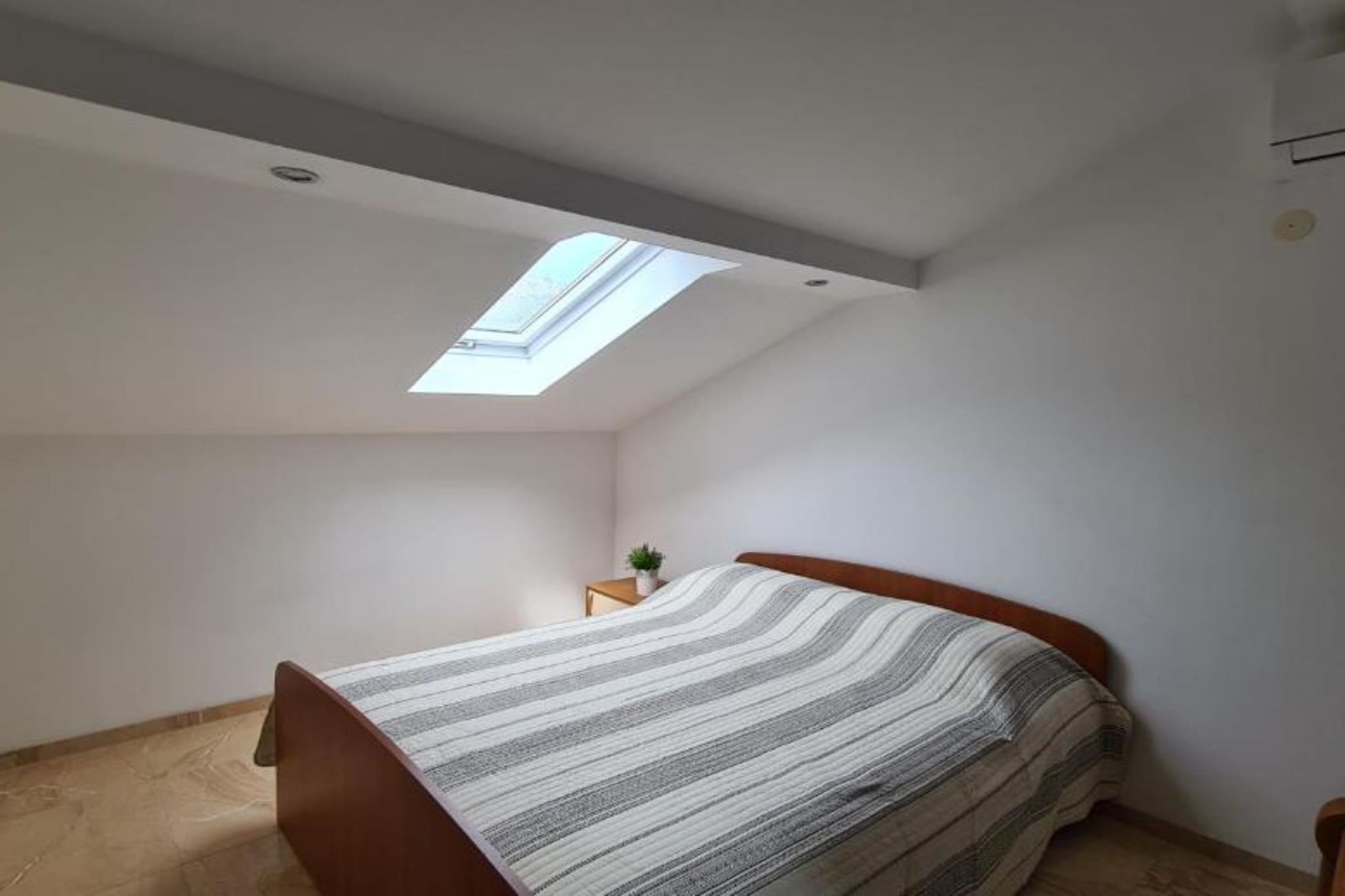 Apartment with One Bathroom-Schlafzimmer