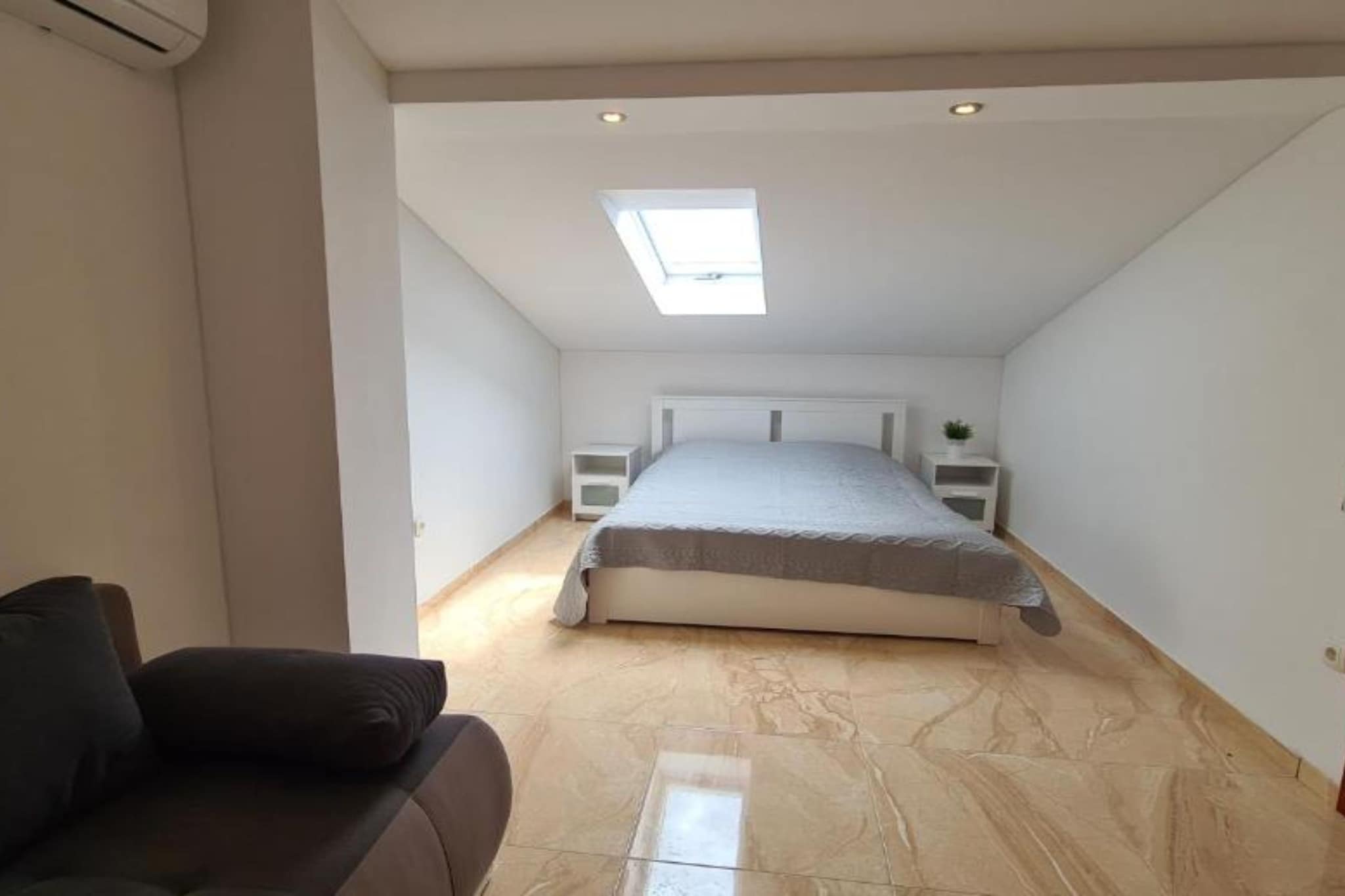 Apartment with One Bathroom-Schlafzimmer