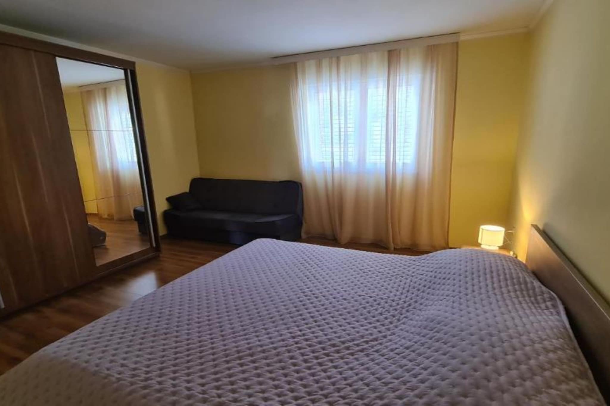Apartment with One Bathroom-Schlafzimmer