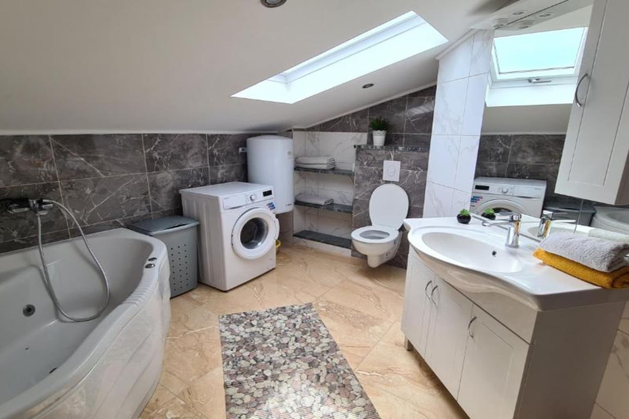 Apartment with One Bathroom-Badezimmer