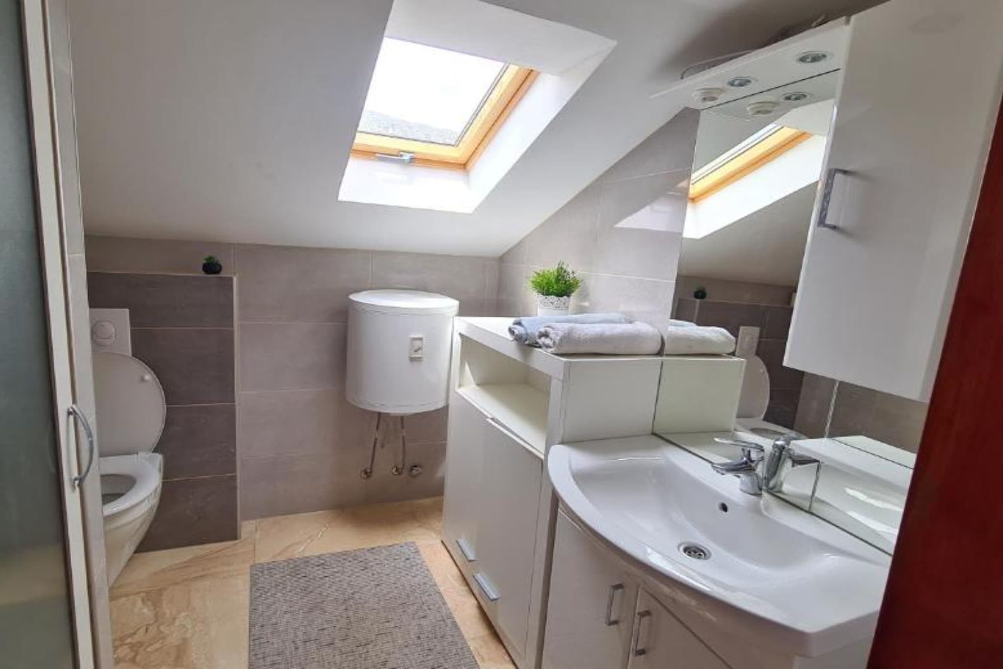 Apartment with One Bathroom-Badezimmer