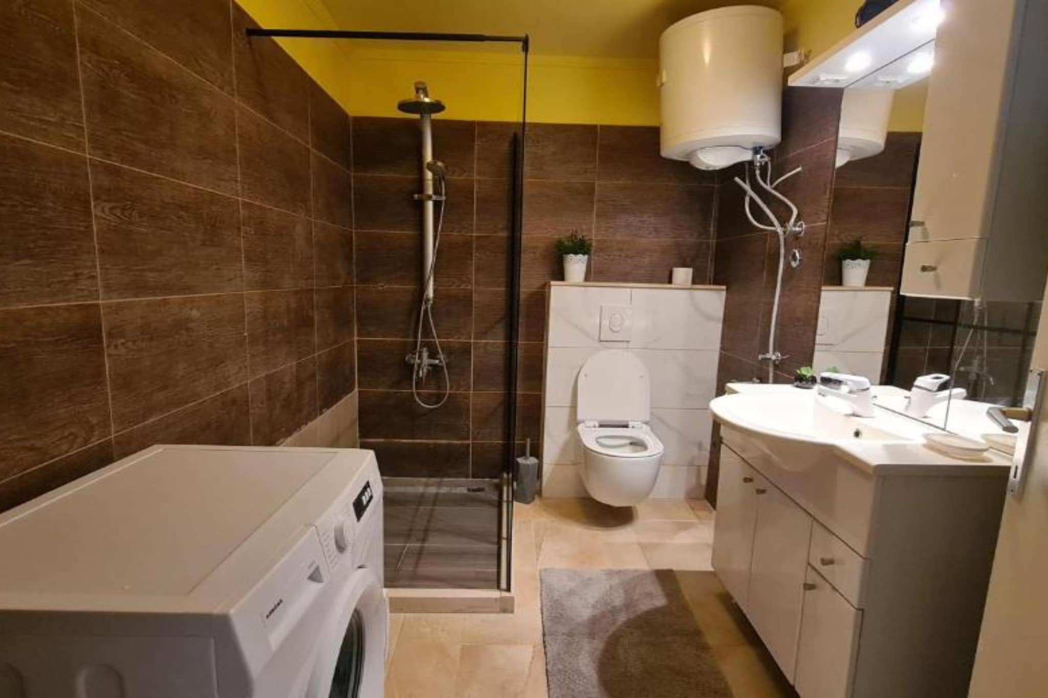 Apartment with Two Bathrooms-Badezimmer