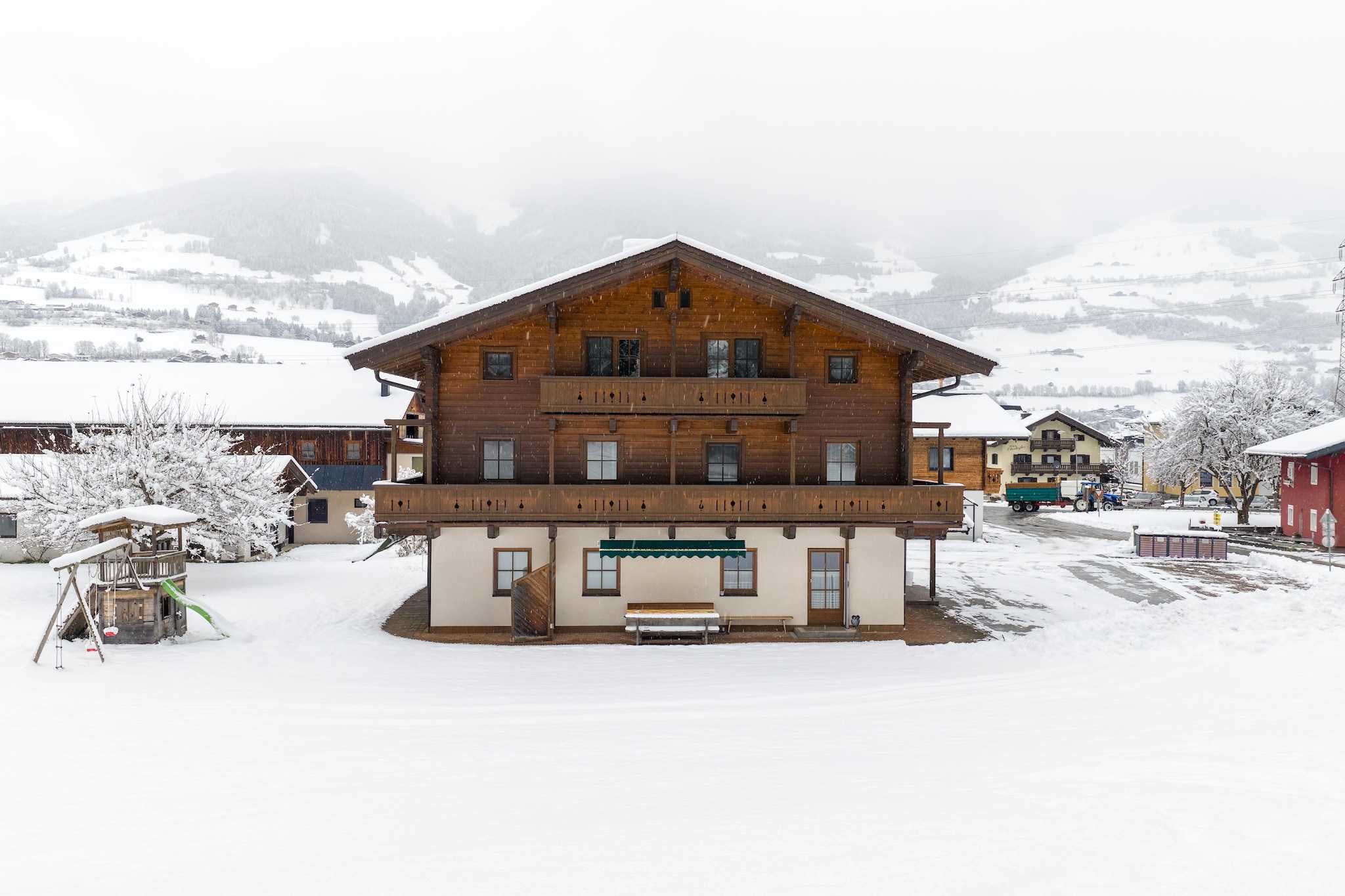 This charming holiday apartment is located in picturesque Mittersill, a true gem of Austria. Enjoy breathtaking views of the surrounding mountains from your cozy retreat on the first floor. Ideal for families or groups of friends looking to experience an unforgettable vacation, the apartment features a spacious open-plan kitchen—perfect for shared meals. With two bedrooms, it offers plenty of space for everyone.
Outdoor enthusiasts will especially appreciate this apartment, as it’s situated close to top-class ski resorts and hiking trails. In winter, you can explore the nearby slopes and spend your days on snowy hills. Right next to the house, you’ll find access to a lit cross-country ski trail and a toboggan meadow. In summer, the surrounding hiking paths invite you to explore the idyllic nature.
Thanks to its central location, the apartment makes it easy to discover the charming town of Mittersill. Explore local shops, restaurants, and cultural attractions that will enrich your stay.