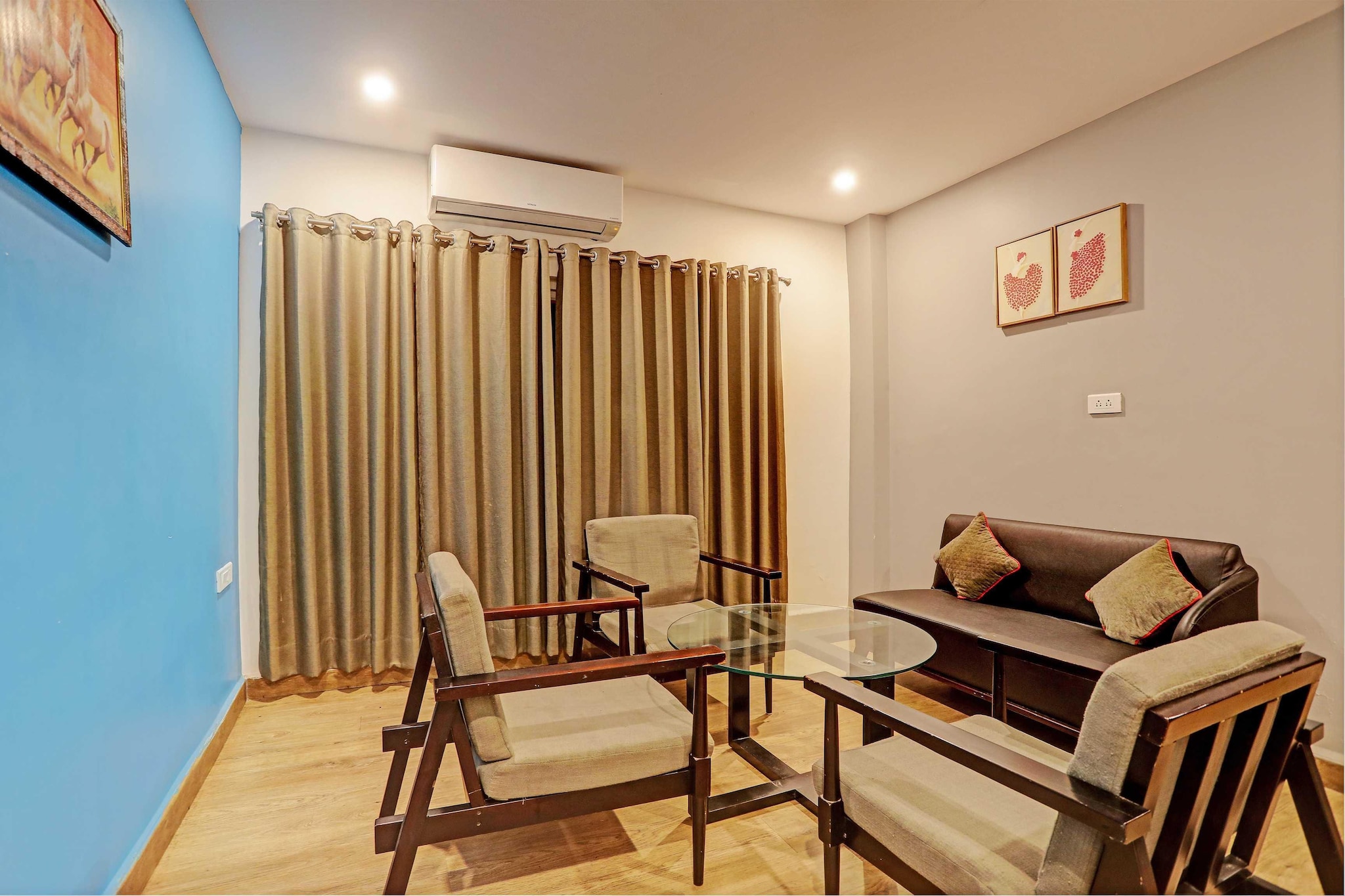 Ground floor: (bedroom(double bed, TV, seating area, air conditioning, telephone), bathroom(bathtub or shower, shower, washbasin, toilet, Towels incl., shampoo, body soap, hot water), parking)