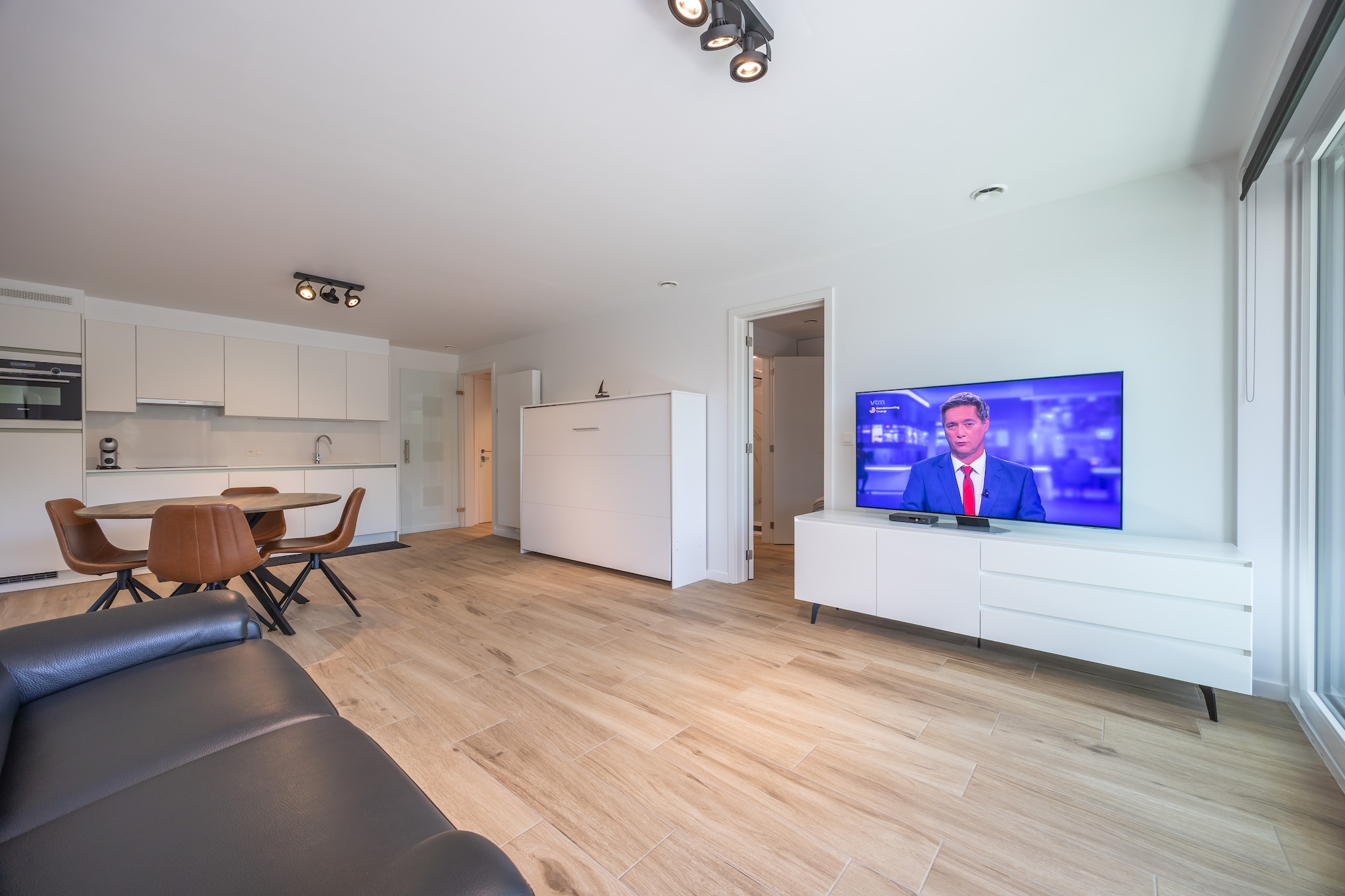 Central Park 14/0302 + parking 16-Living room