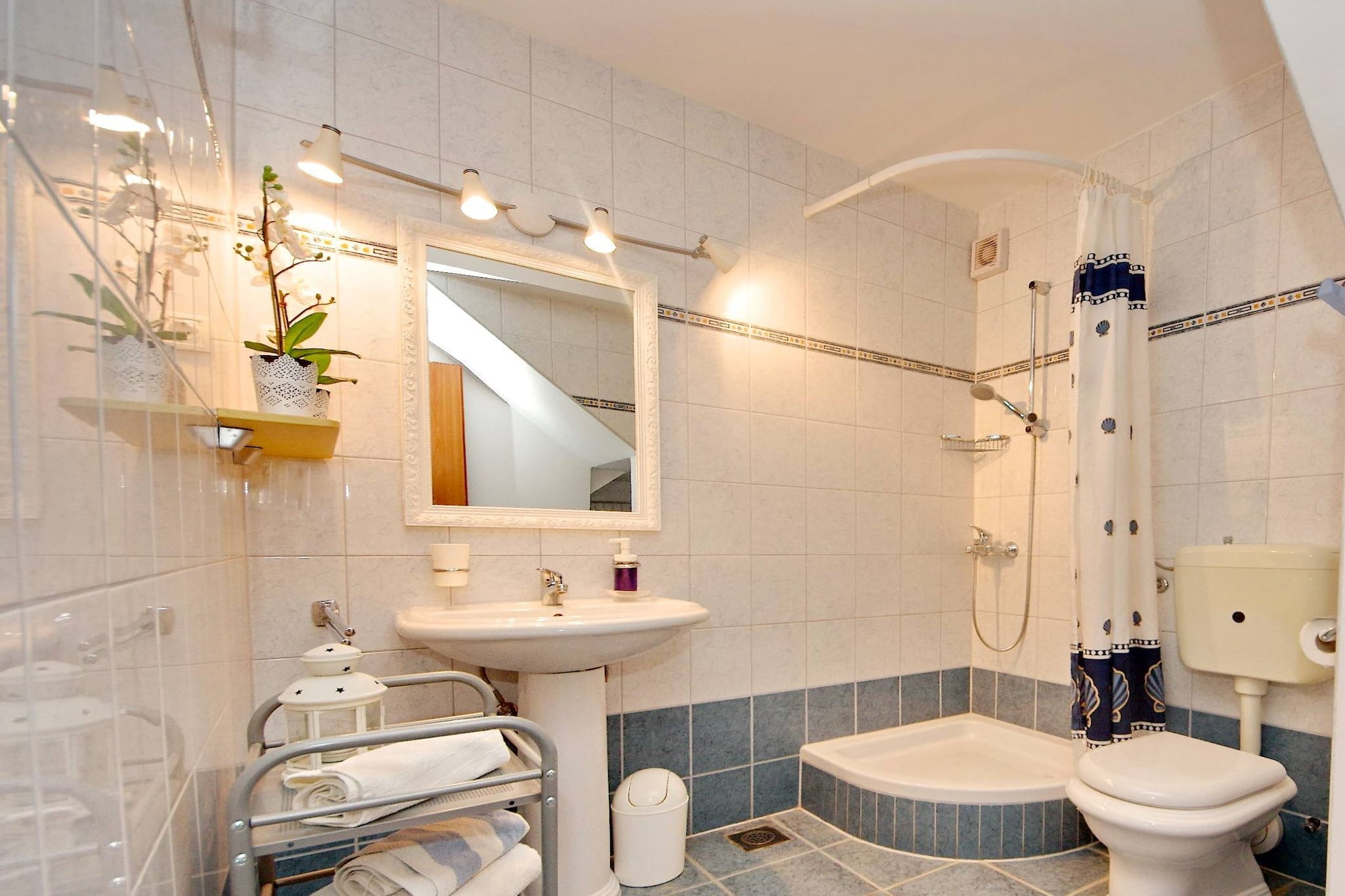 Seafront Apartments Deveron - Studio Apartment with Balcony and Sea View (Jelsa)-Bathroom