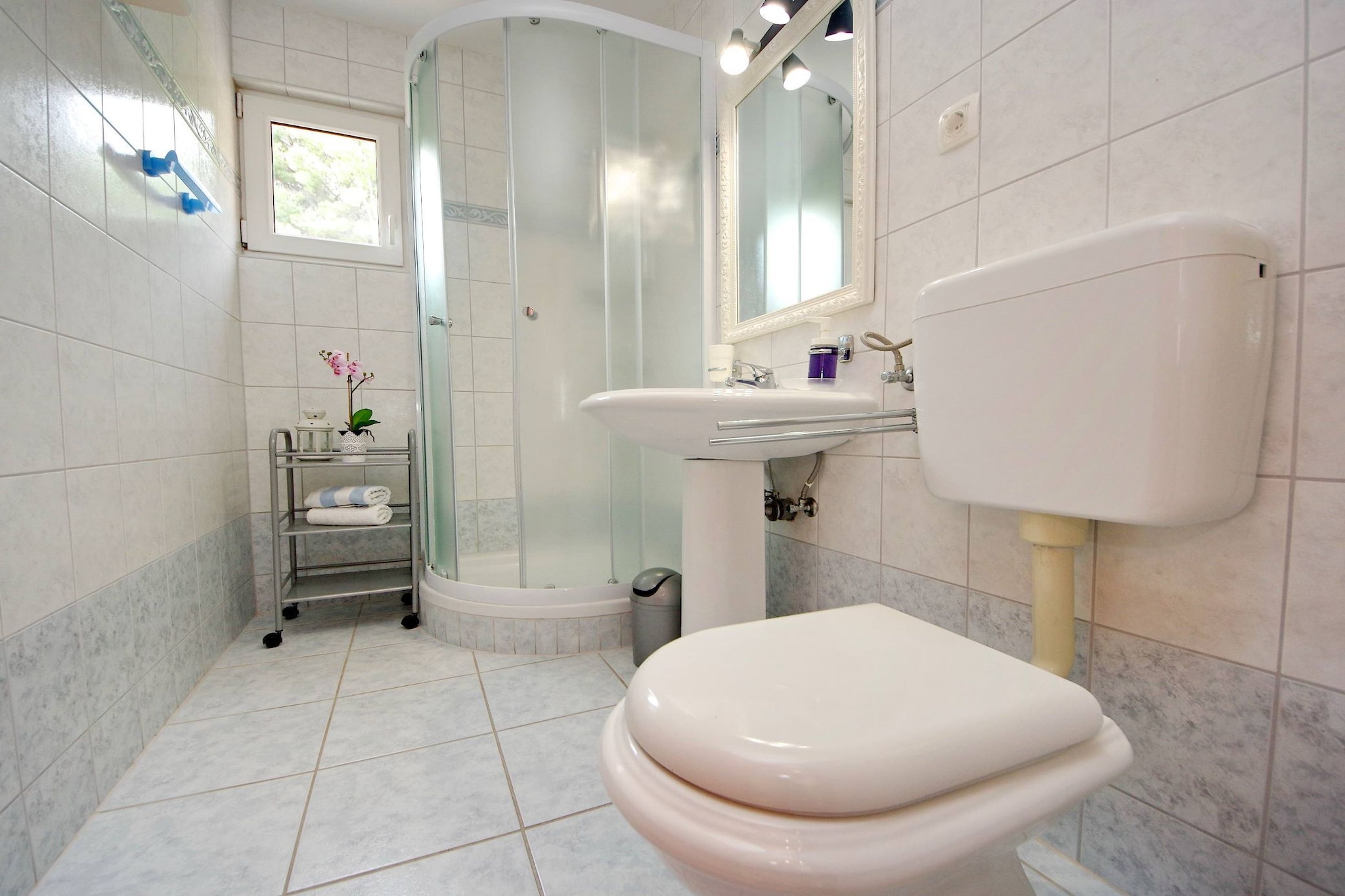 Seafront Apartments Deveron - Duplex Two Bedroom Apartment with Balcony and Sea View (Island)-Bathroom