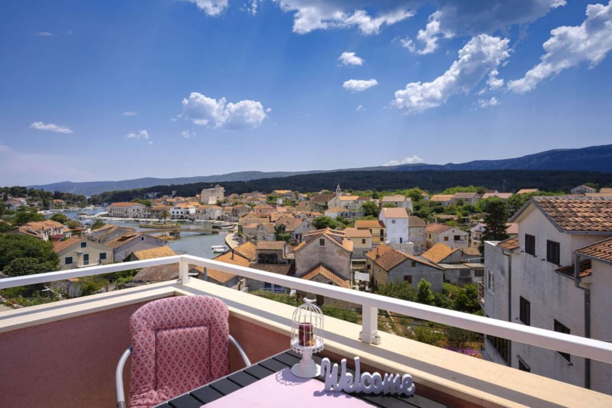 One Bedroom Luxury Apartment with Balcony and Sea View  1-Im Freien