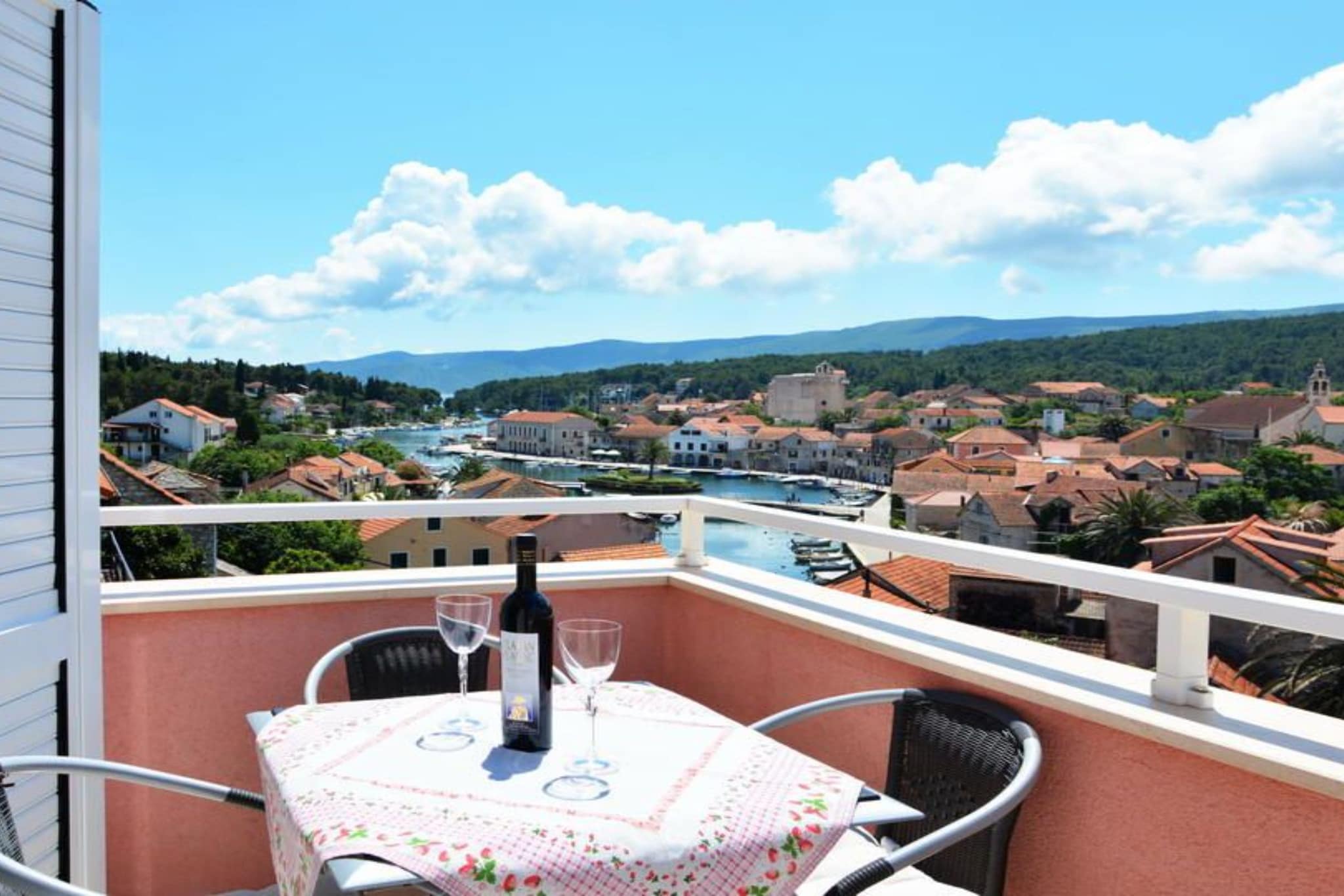 One Bedroom Luxury Apartment with Balcony and Sea View  1-Terrasse/Balkon