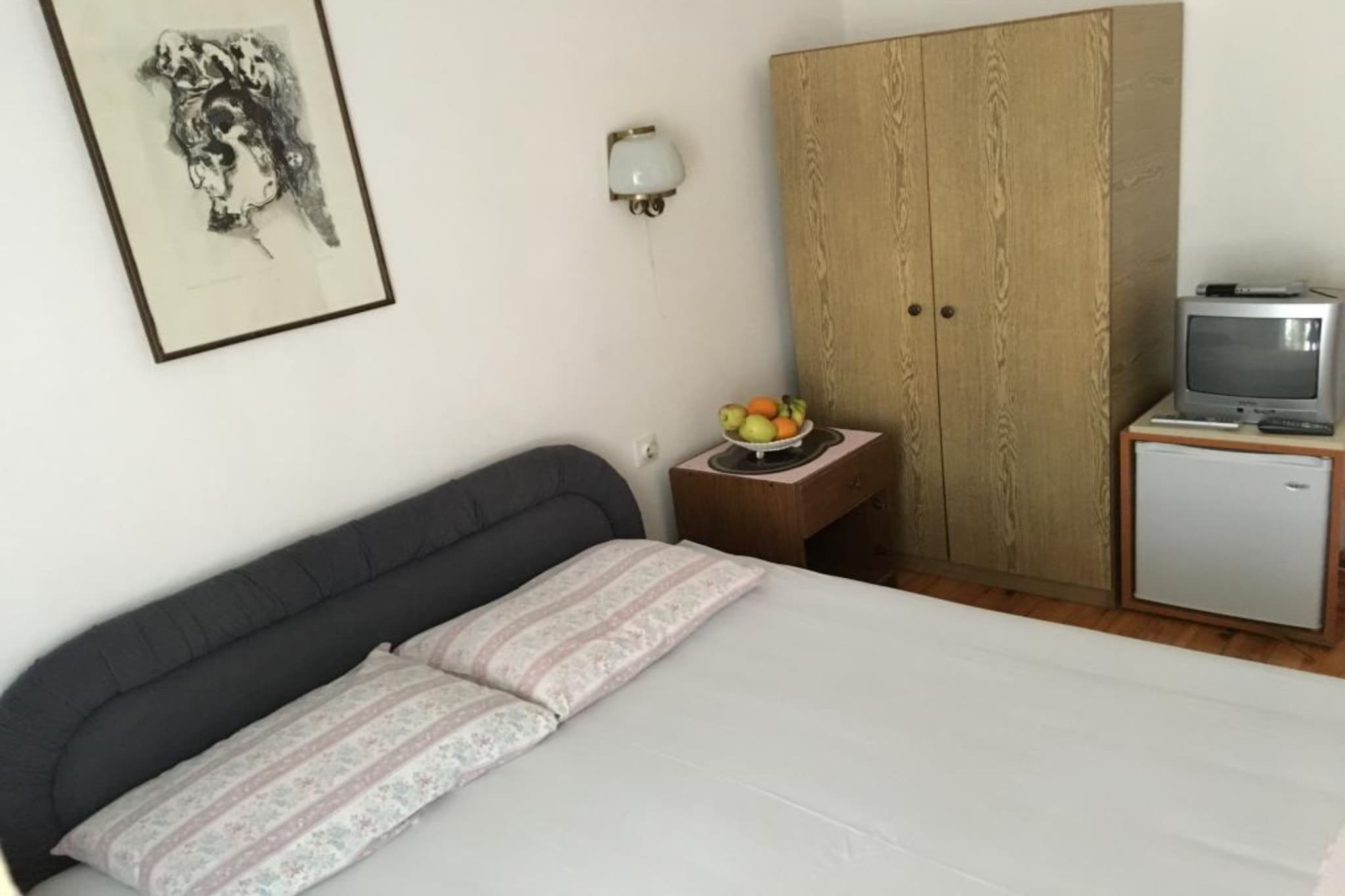 Comfortable Budva Rooms with Easy Access to Sveti Stefan, in Petrovac na Moru, a charming coastal town in Budva County, Montenegro, offers comfortable accommodations with convenient access to the renowned Sveti Stefan.
Note:
Private parking is available, reservation is not required.
Baggage drop-off is available before check-in.
Wi-Fi is available throughout the property.
Pets are not allowed.
This one-bedroom can accommodate up to three guests. It features a cable TV and is combined with a kitchen. The private bathroom is equipped with a shower and toilet.
Thanks to its excellent location, everything you'll need for your vacation is just a short walk from the property. Grocery stores, cafes, restaurants—everything is within a 70 m radius. The beach is 100 m away from the property.
The airport is 30 km away from the property.