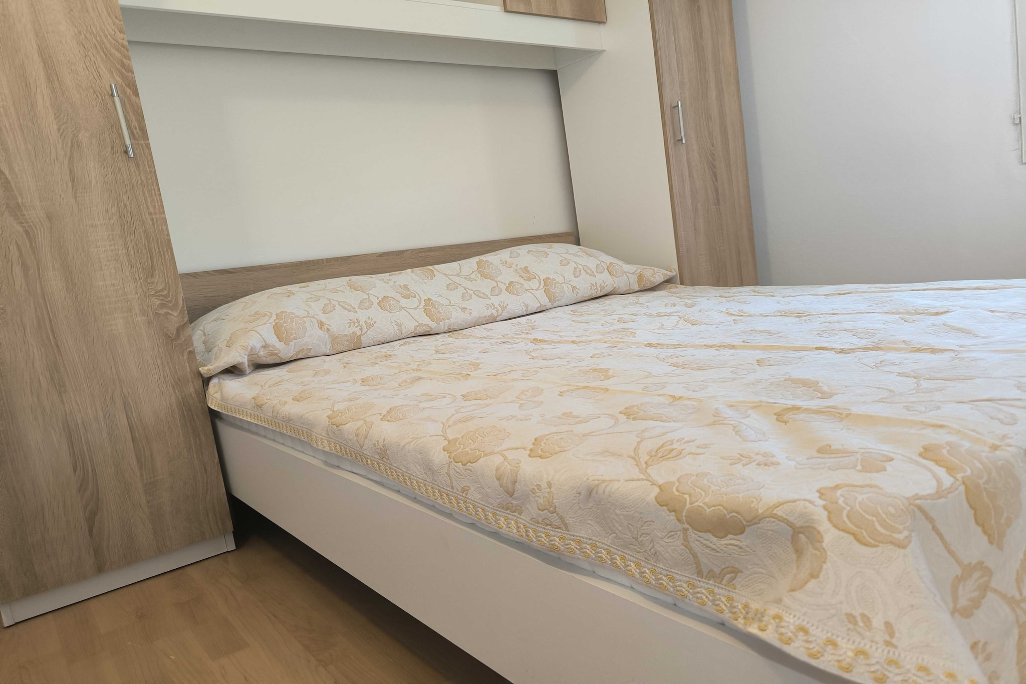 Serene Barbat Escape with Just Minutes from the Beach - One Bedroom Apartment with Balcony 3-Schlafzimmer