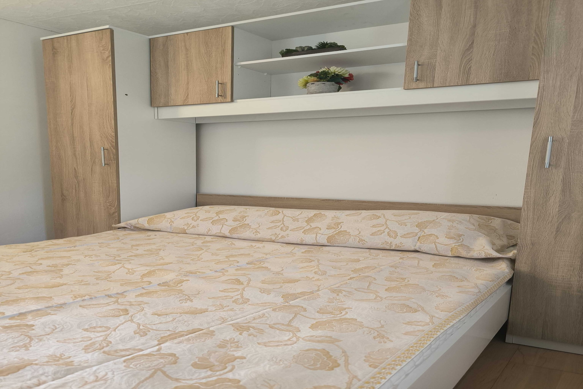 Serene Barbat Escape with Just Minutes from the Beach - One Bedroom Apartment with Balcony 3-Schlafzimmer