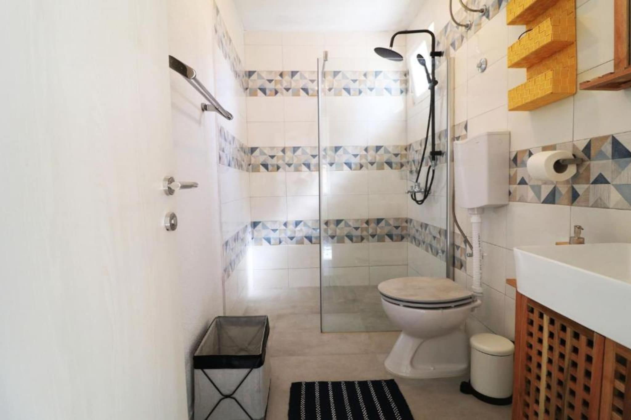 House Leta Cozy Hideaway with Pool - Four Bedroom Holiday Home with Pool-Salle de bain