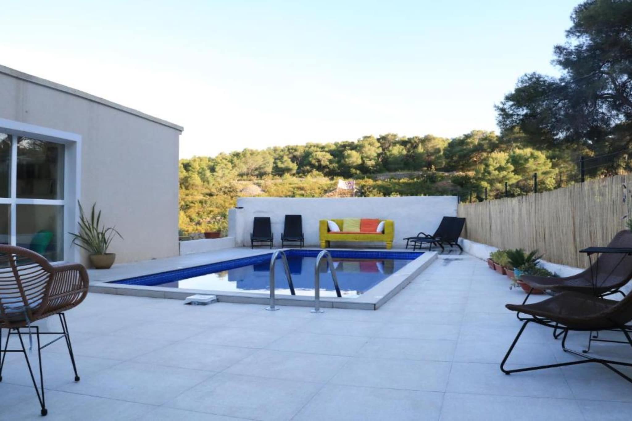 House Leta Cozy Hideaway with Pool - Four Bedroom Holiday Home with Pool-Piscine