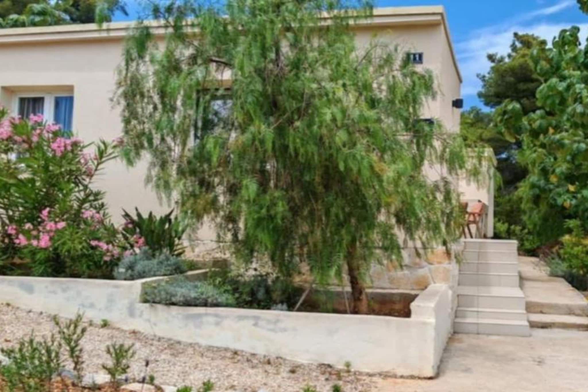 House Leta Cozy Hideaway with Pool - Four Bedroom Holiday Home with Pool-Jardins en été