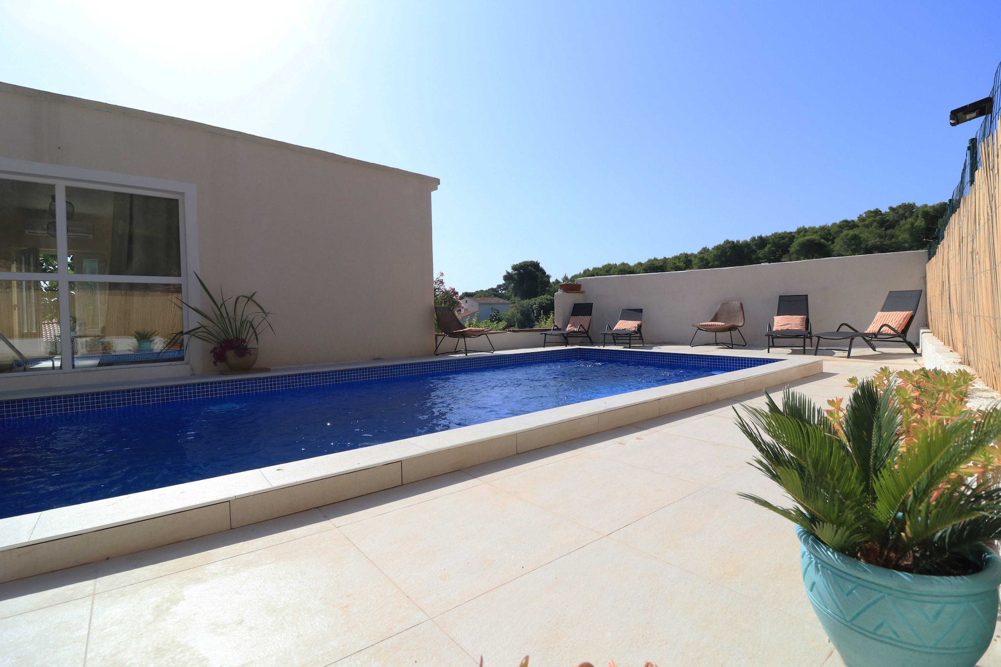 House Leta Cozy Hideaway with Pool - Four Bedroom Holiday Home with Pool-Piscine