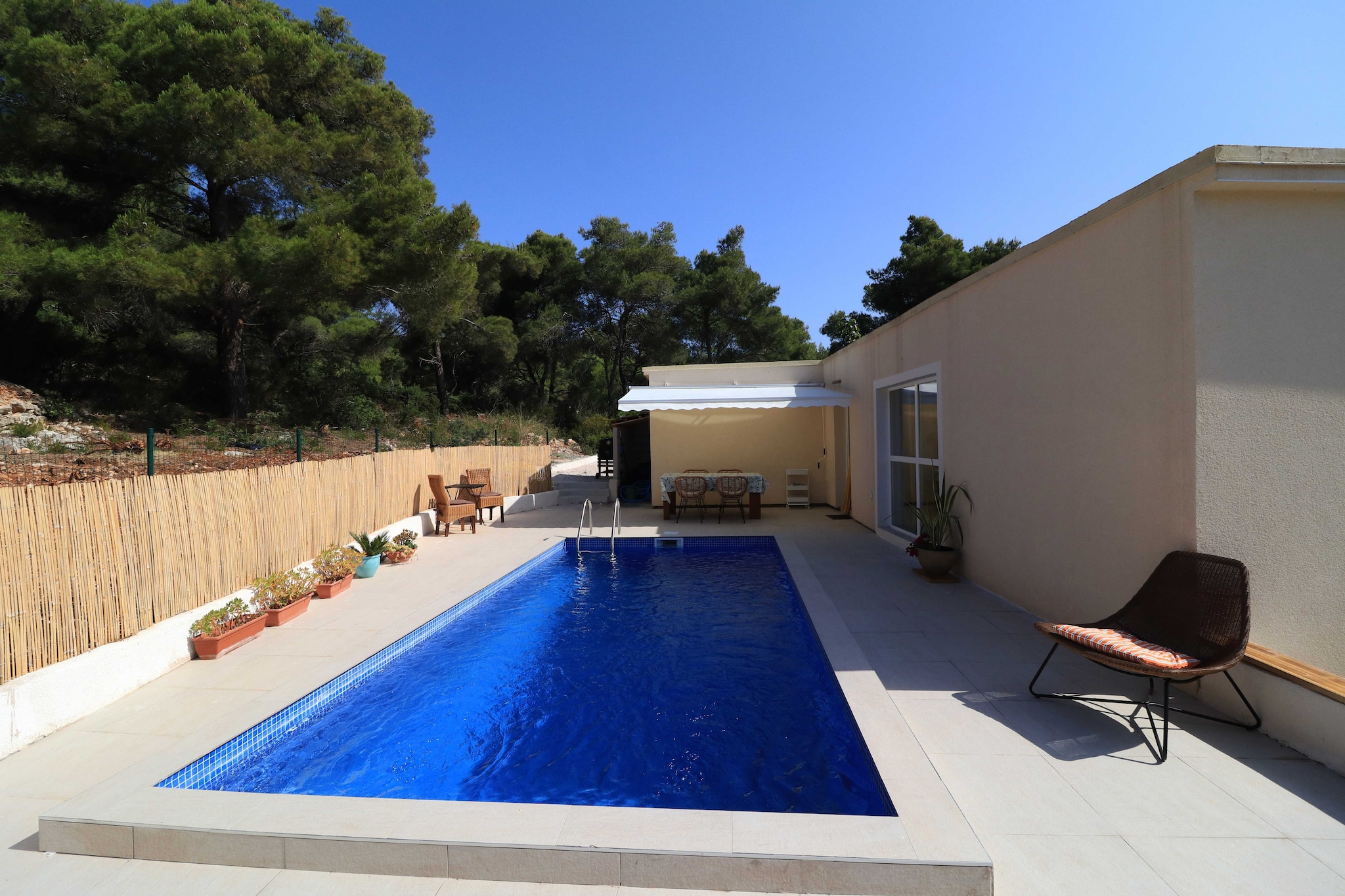 House Leta Cozy Hideaway with Pool - Four Bedroom Holiday Home with Pool-Piscine