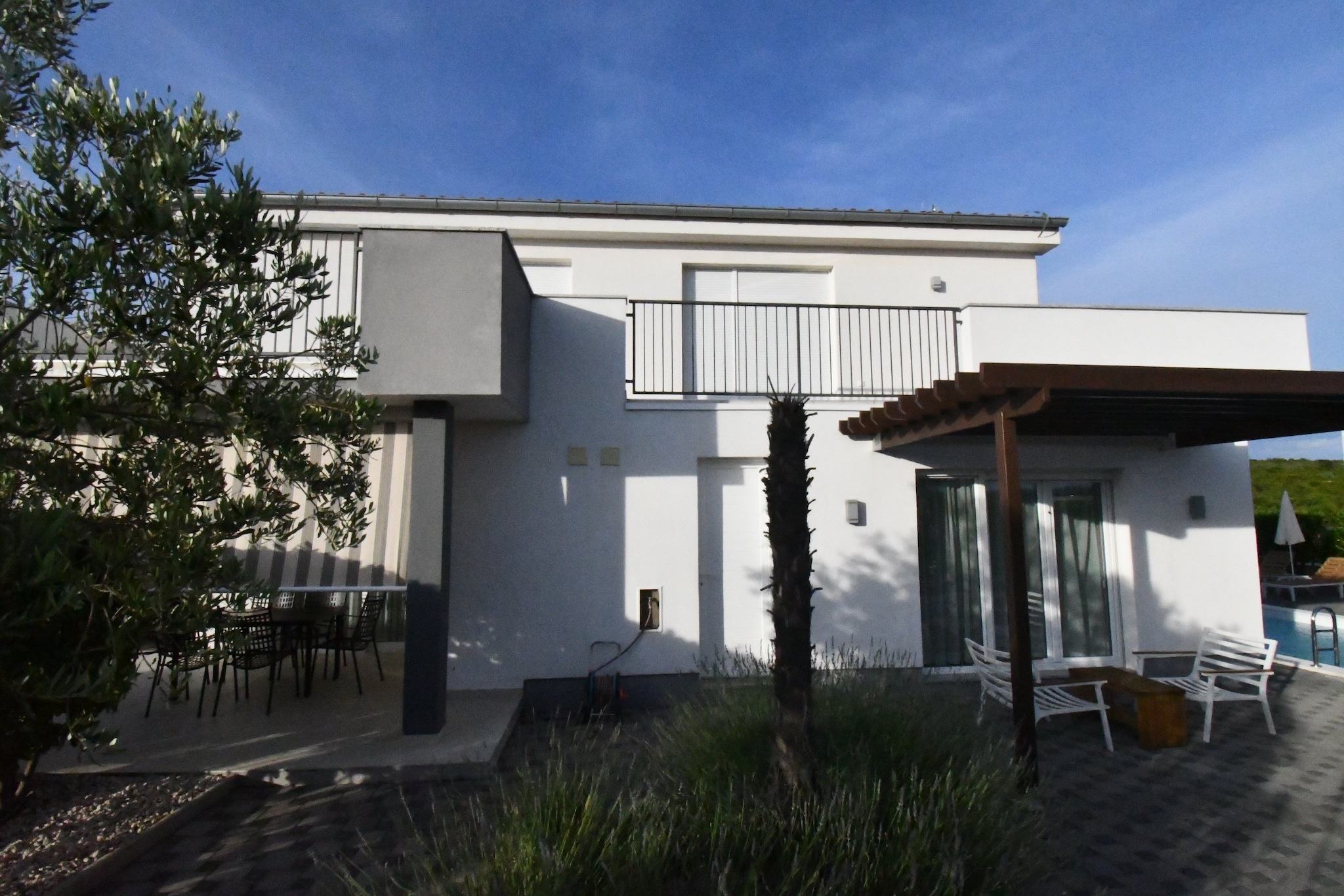 Luxury Escape with Swimming Pool & Modern Design -Deluxe Four Bedroom Villa with Private Pool ( Villa 4)-Im Freien