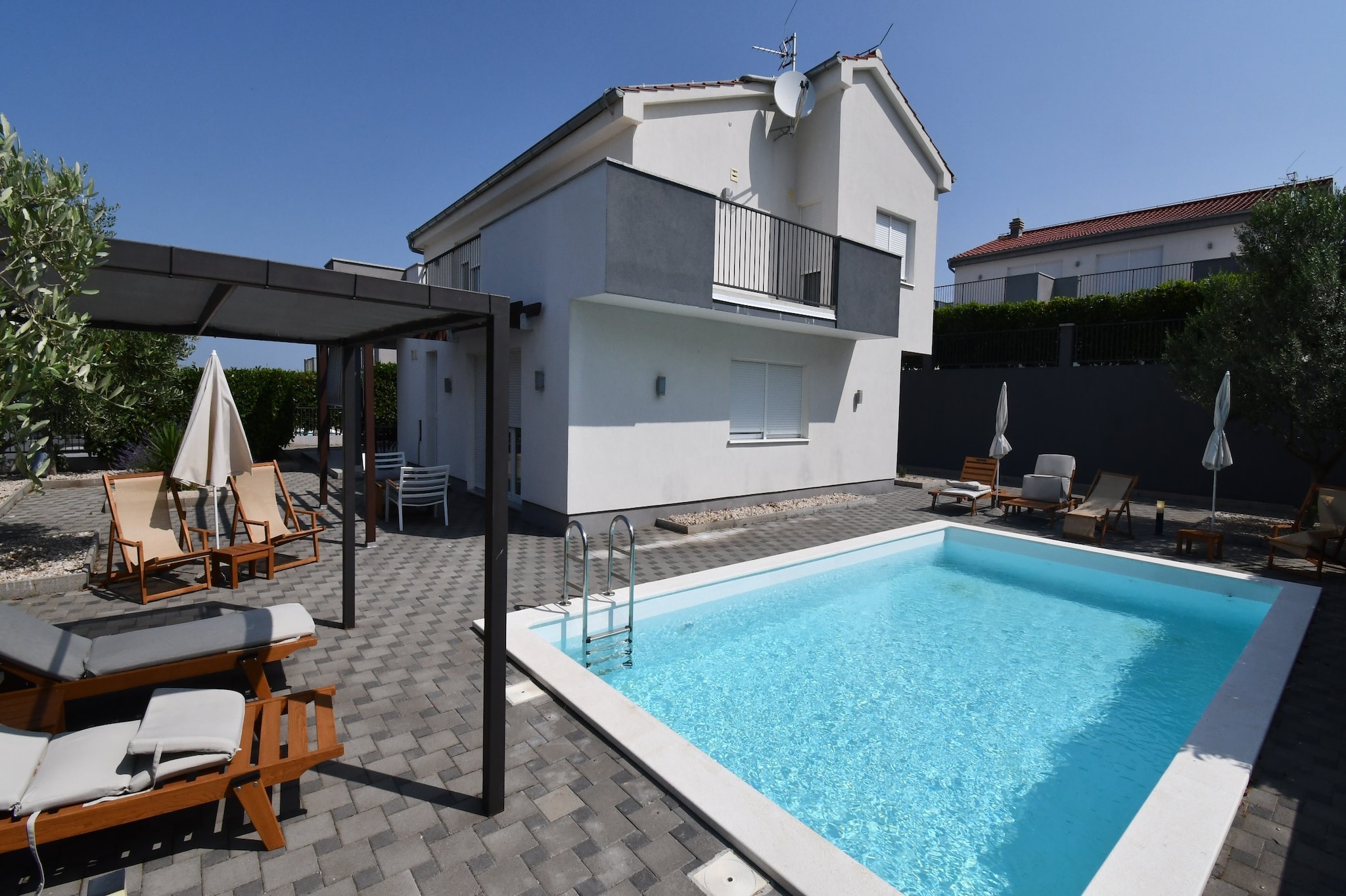 Luxury Escape with Swimming Pool & Modern Design -Deluxe Four Bedroom Villa with Private Pool ( Villa 4)-Schwimmbad