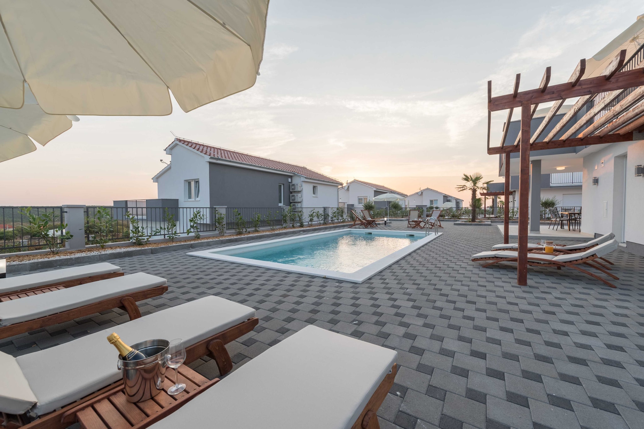 Luxury Escape with Swimming Pool & Modern Design -Deluxe Four Bedroom Villa with Private Pool (Villa 6)-Schwimmbad